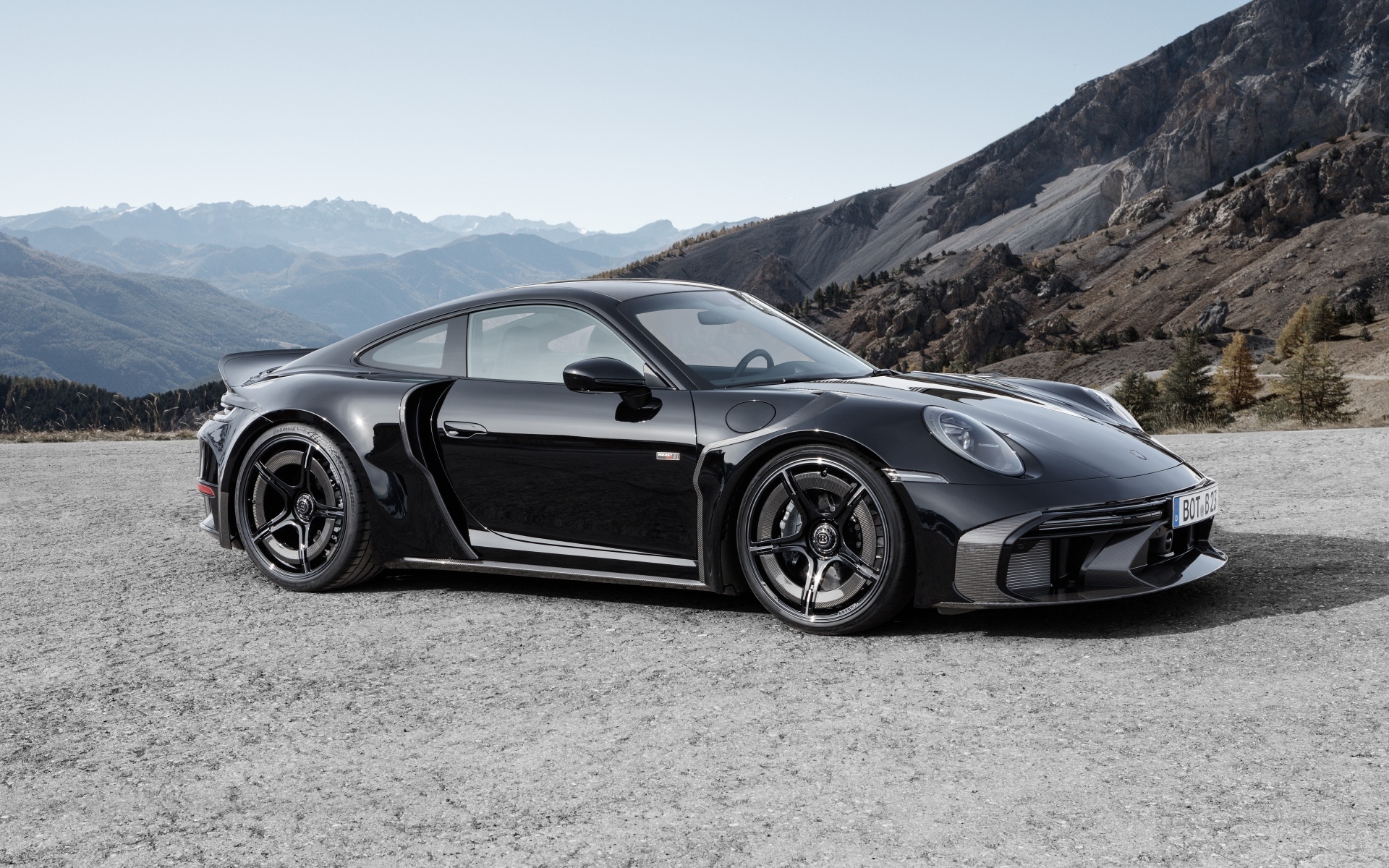 Дорогой черный автомобиль  Brabus 900 Rocket R