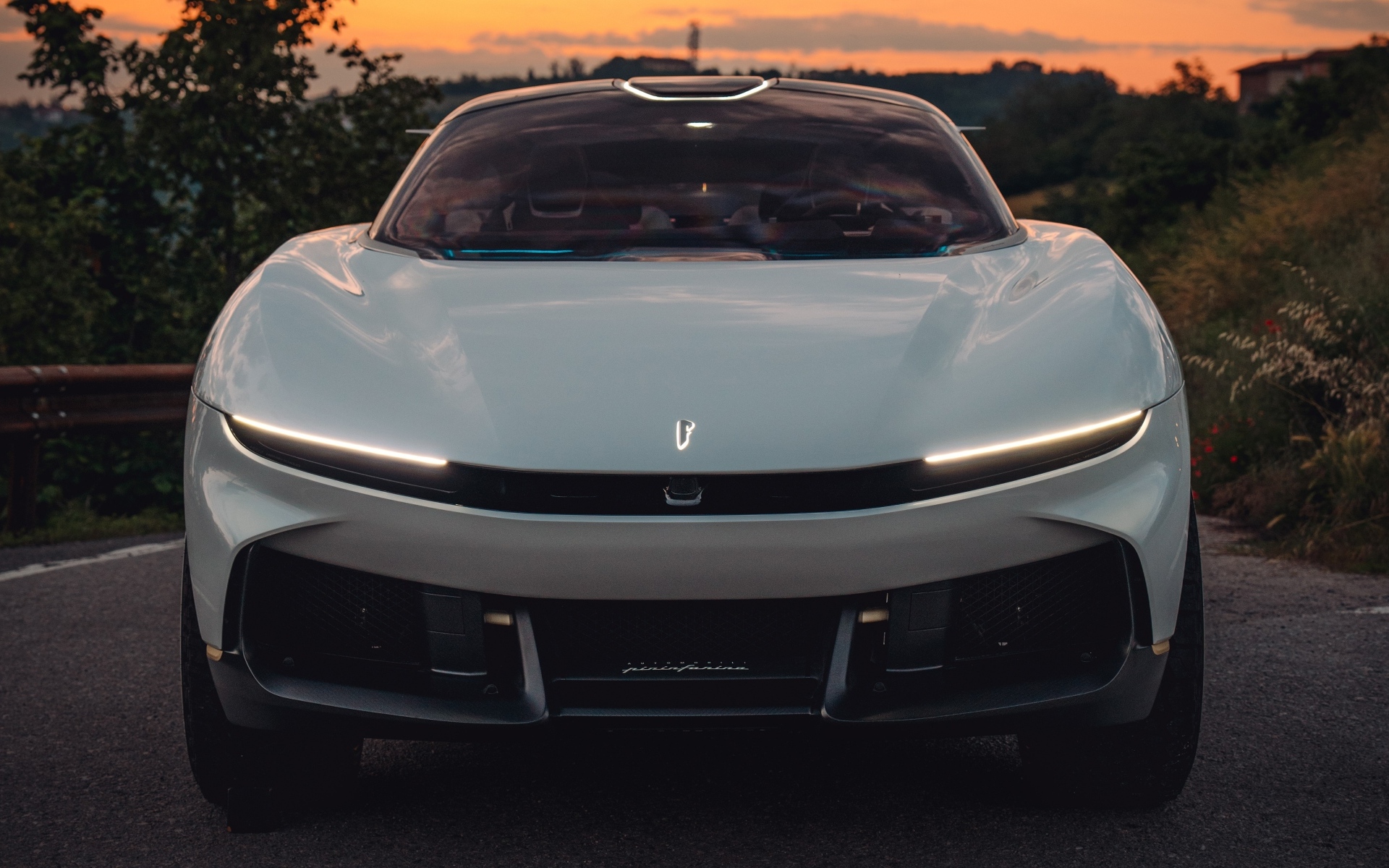 Вид спереди на автомобиль Pininfarina PURA Vision