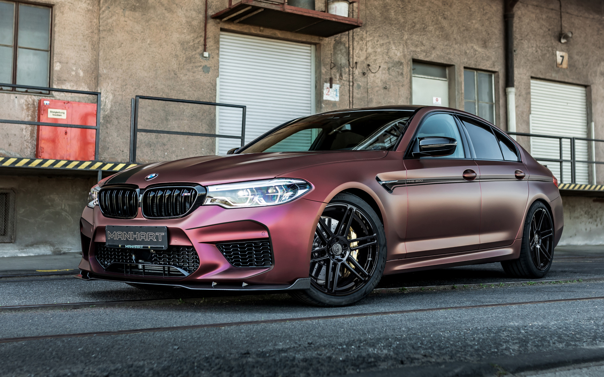 Автомобиль Manhart MH5 800 у дома 