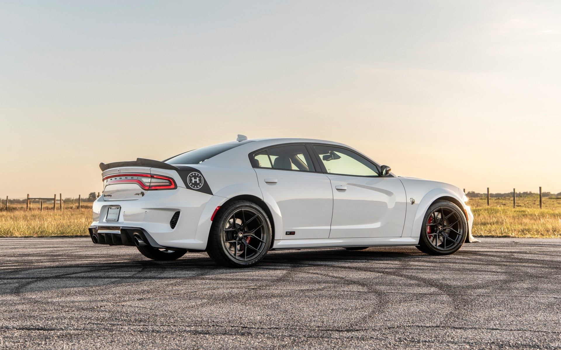 Вид сбоку на автомобиль Hennessey Charger H1000 Last Stand