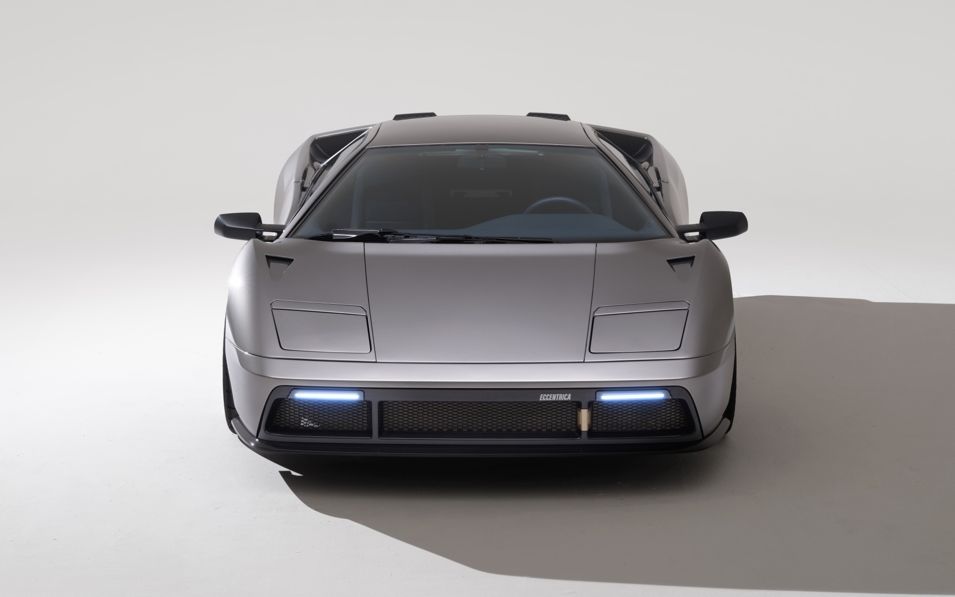 Серебристый автомобиль Eccentrica Restomod 2023 года