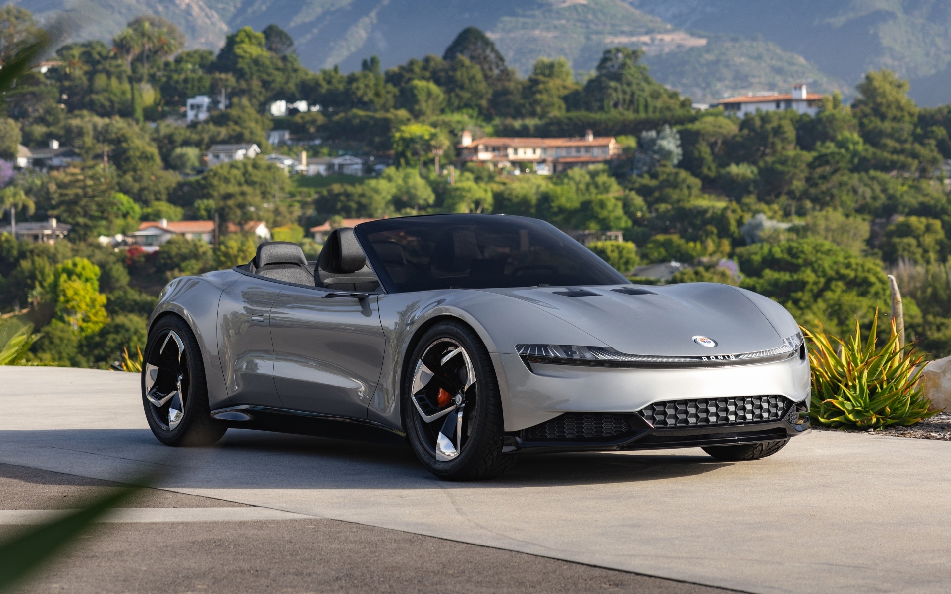 Серебристый автомобиль Fisker Ronin