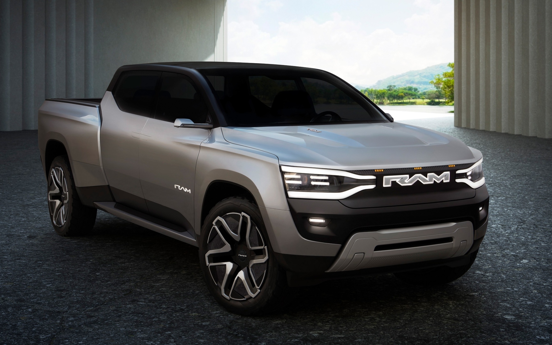 Серебристый Ram 1500 Revolution BEV Concept 2023 вид спереди