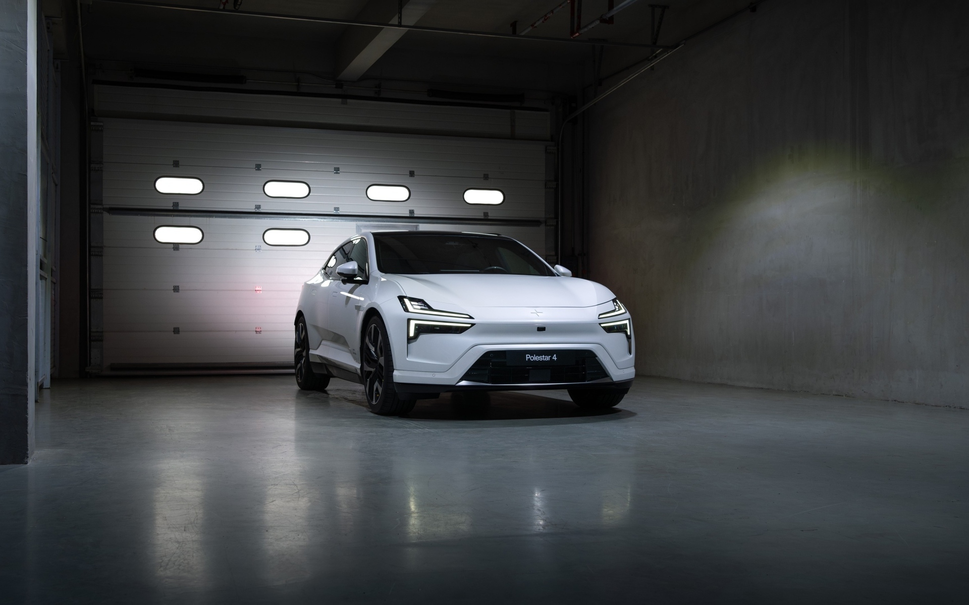 Белый автомобиль Polestar 4