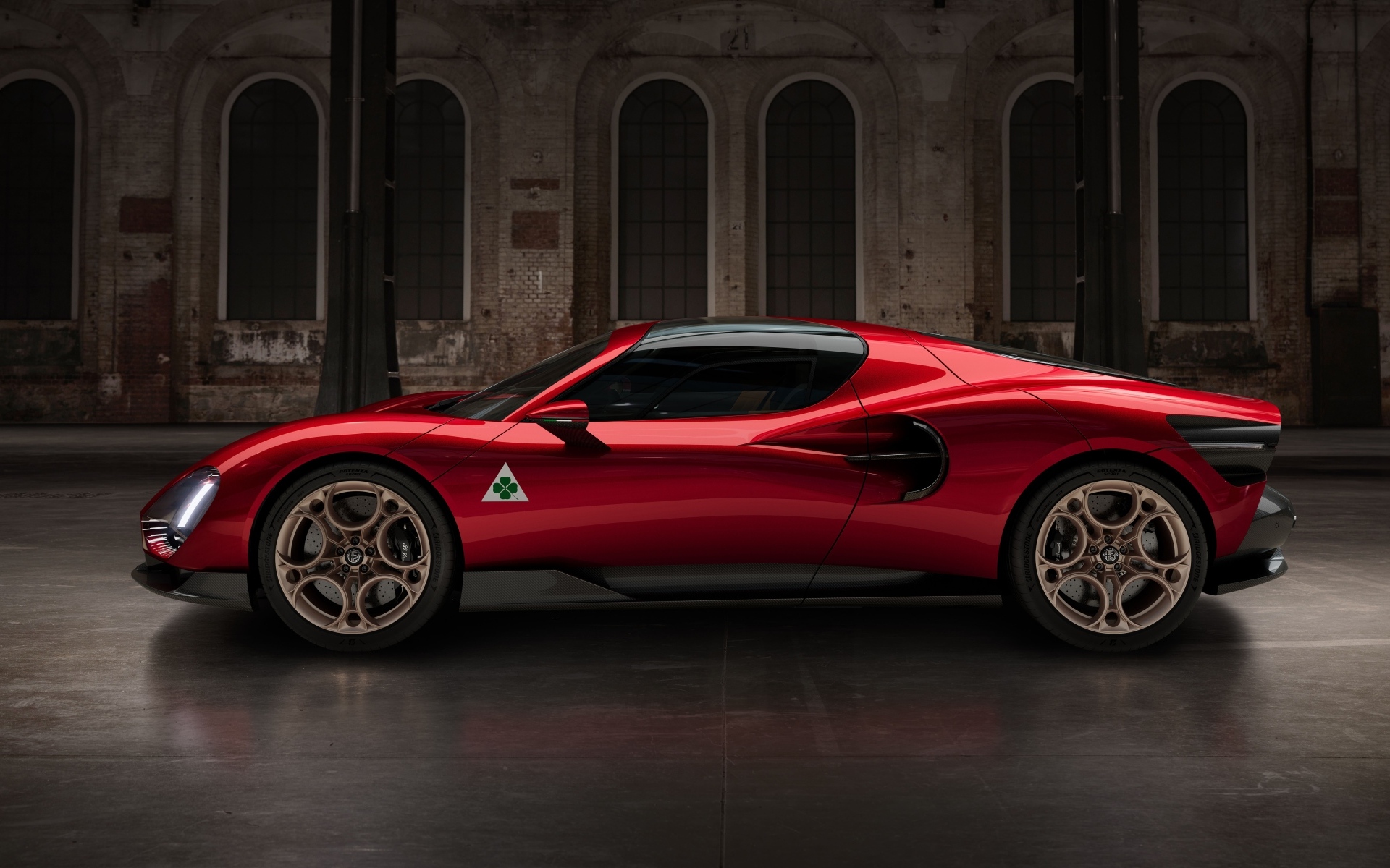 Быстрый автомобиль Alfa Romeo 33 Stradale 2024 года вид сбоку