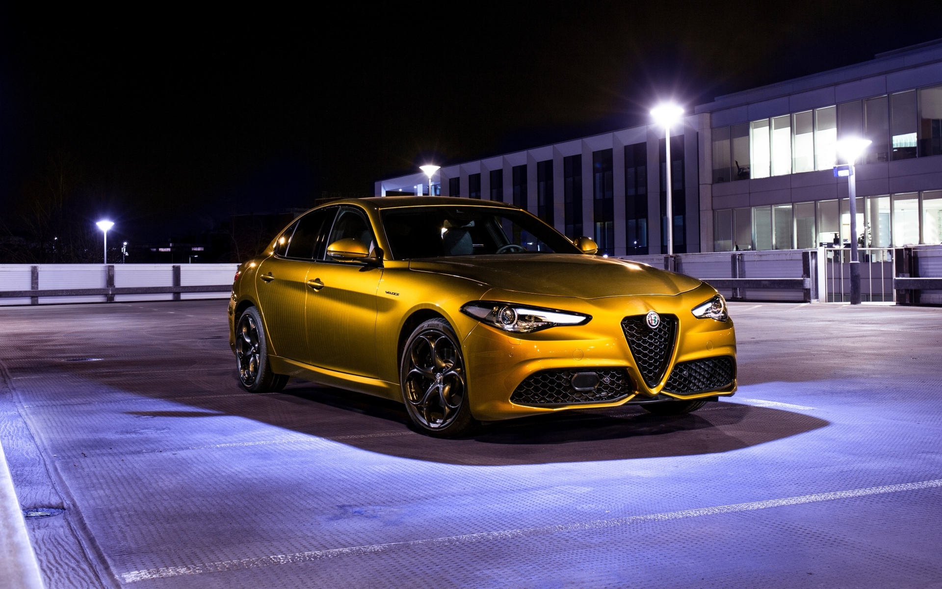 Золотистый автомобиль Alfa Romeo Giulia Veloce Q2