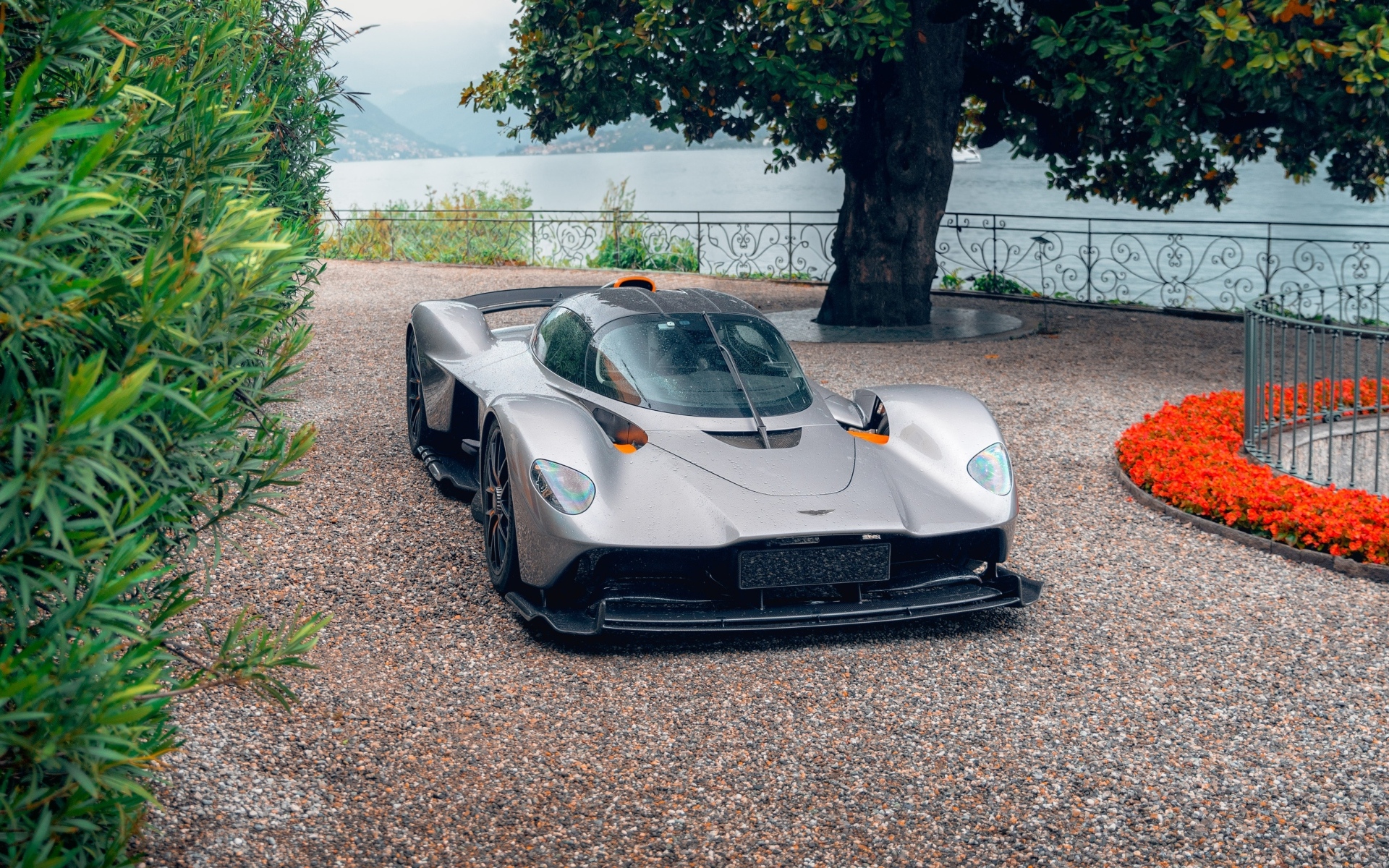 Быстрый автомобиль Aston Martin Valkyrie