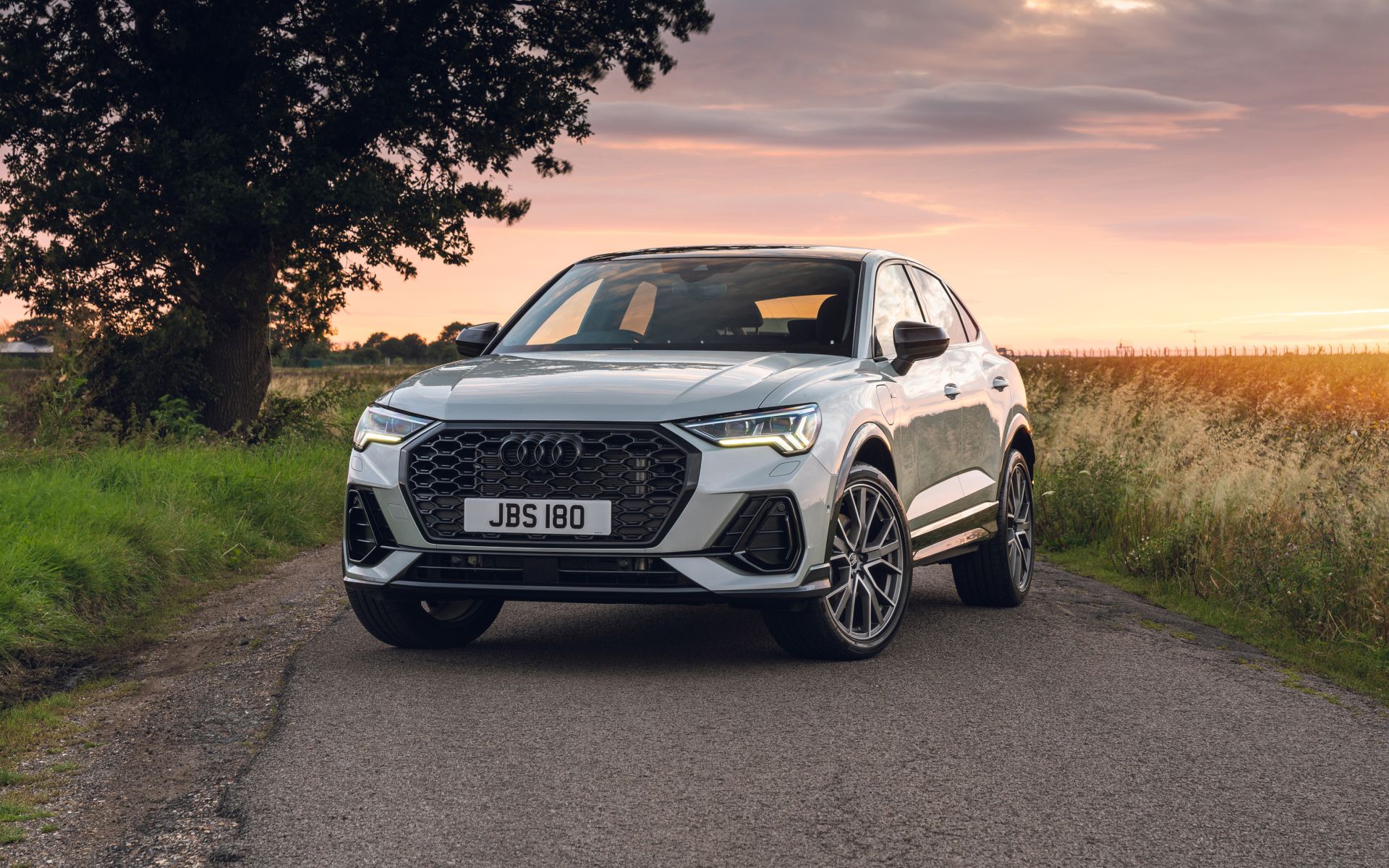 Автомобиль Audi Q3, 2021 года на дороге