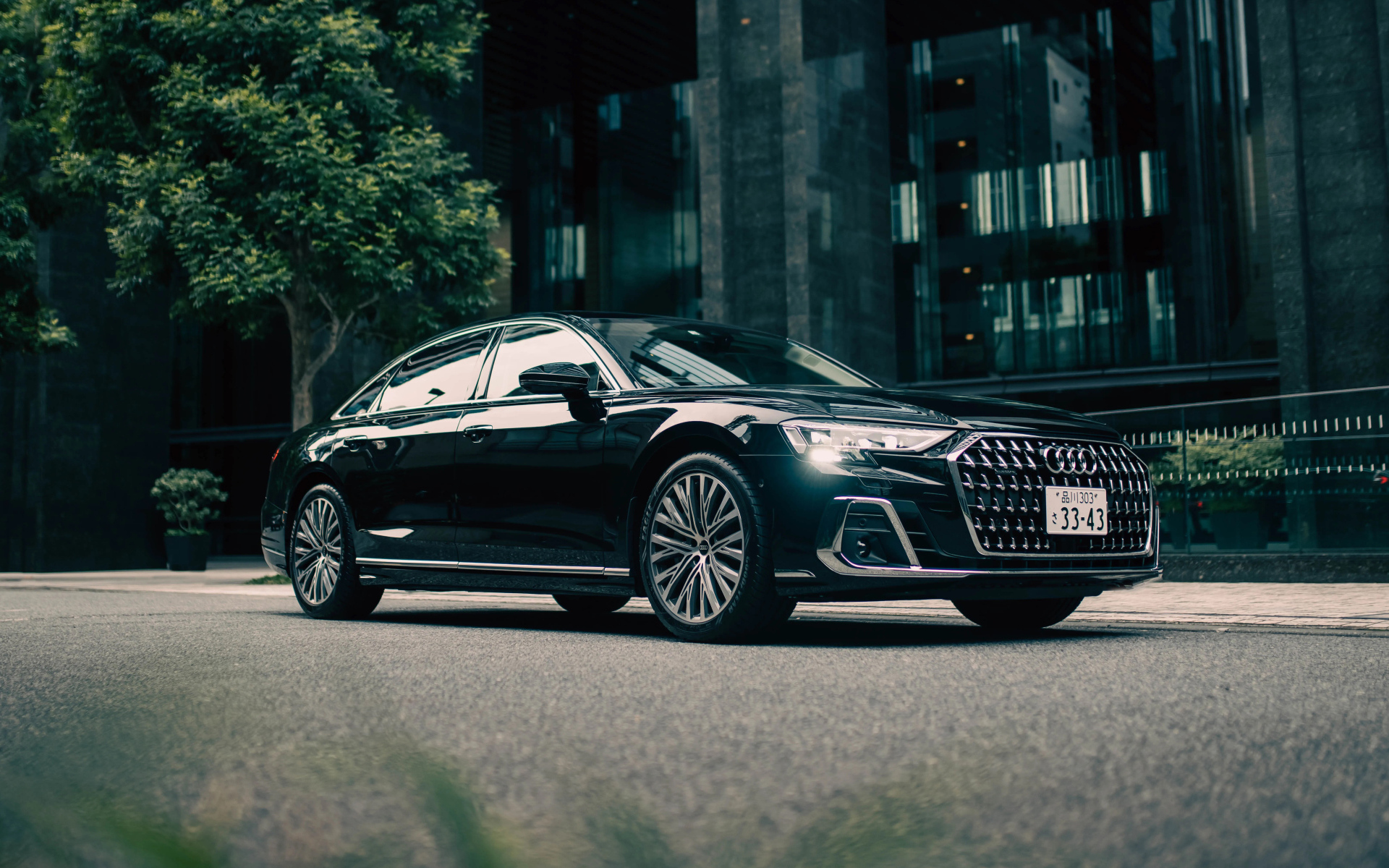 Черный автомобиль Audi A8 L 60 TFSI Quattro у здания