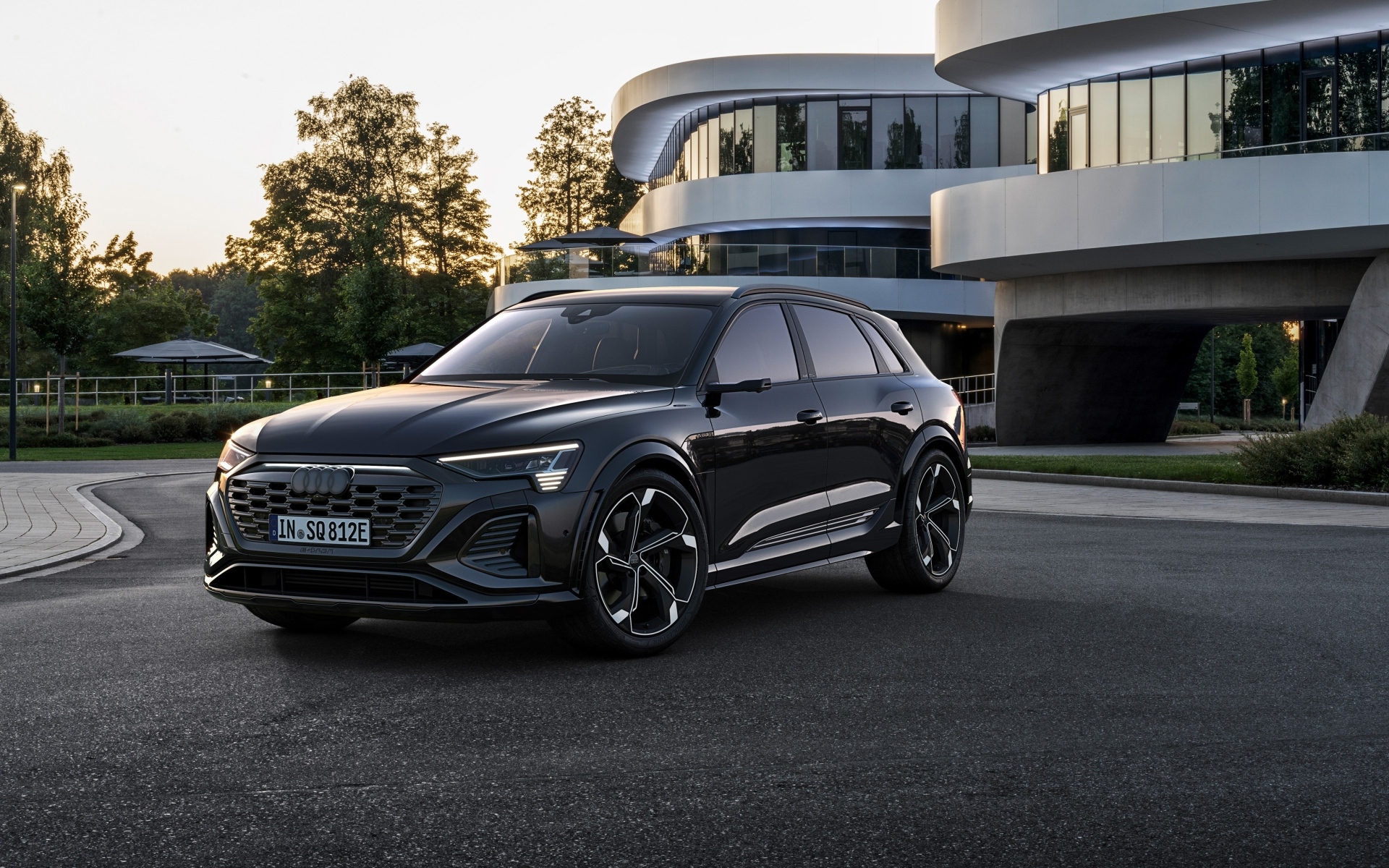 Черный автомобиль Audi Q8 Sportback 55 E-Tron Quattro у дома