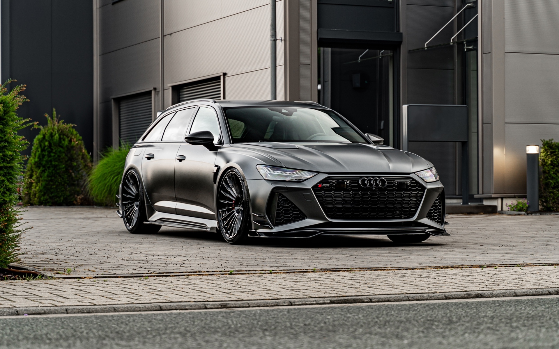 Черный автомобиль Audi RS6 C8 Tuning Prior Design
