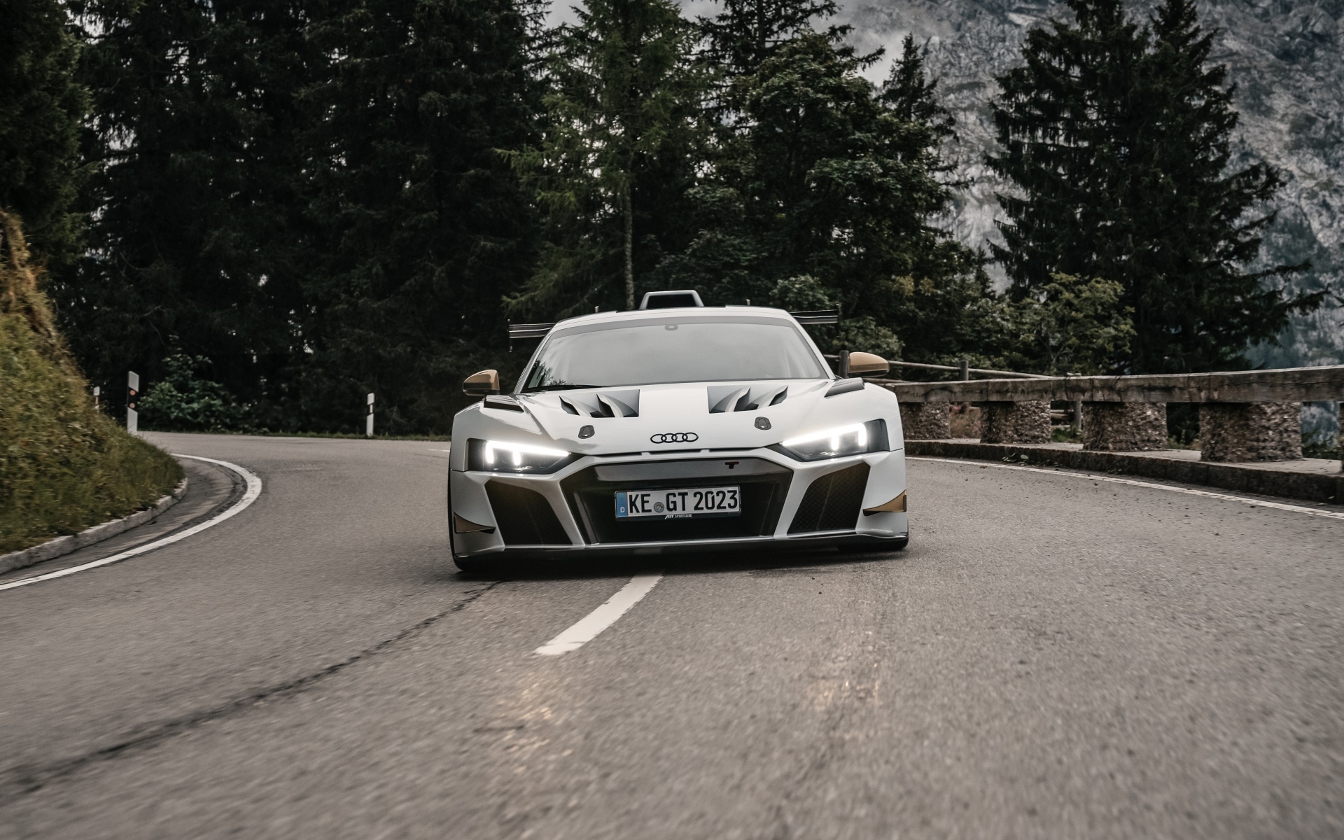 Вид спереди на автомобиль ABT Sportsline XGT Audi R8 LMS GT2