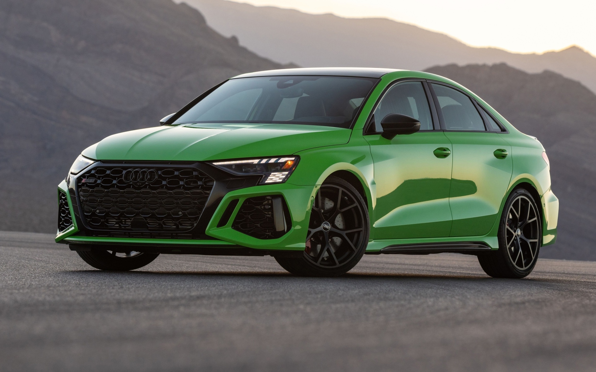 Зеленый автомобиль Audi RS 3 Sedan 2023 года вид спереди