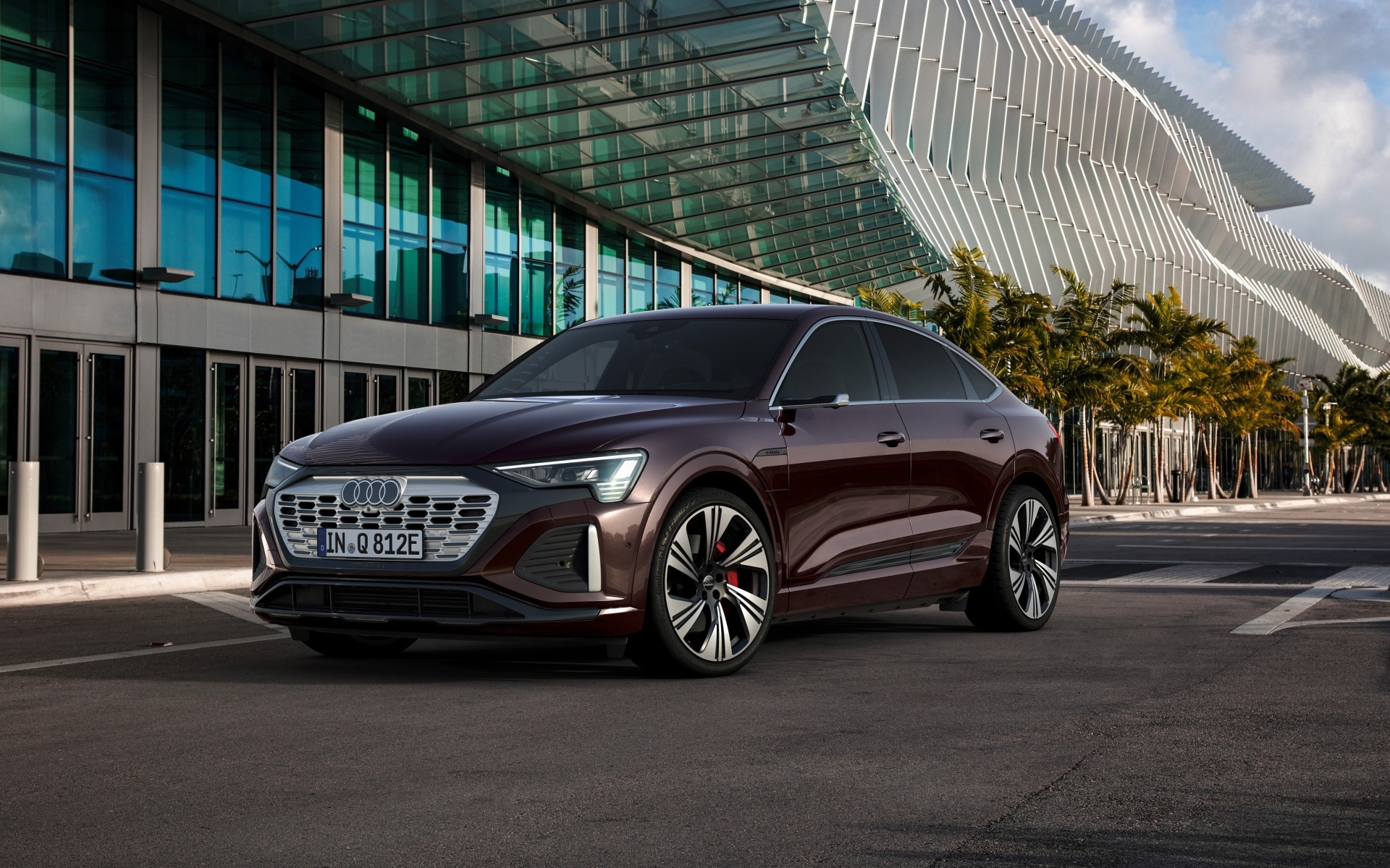 Стильный Audi Q8 Sportback 55 E-Tron Quattro у здания