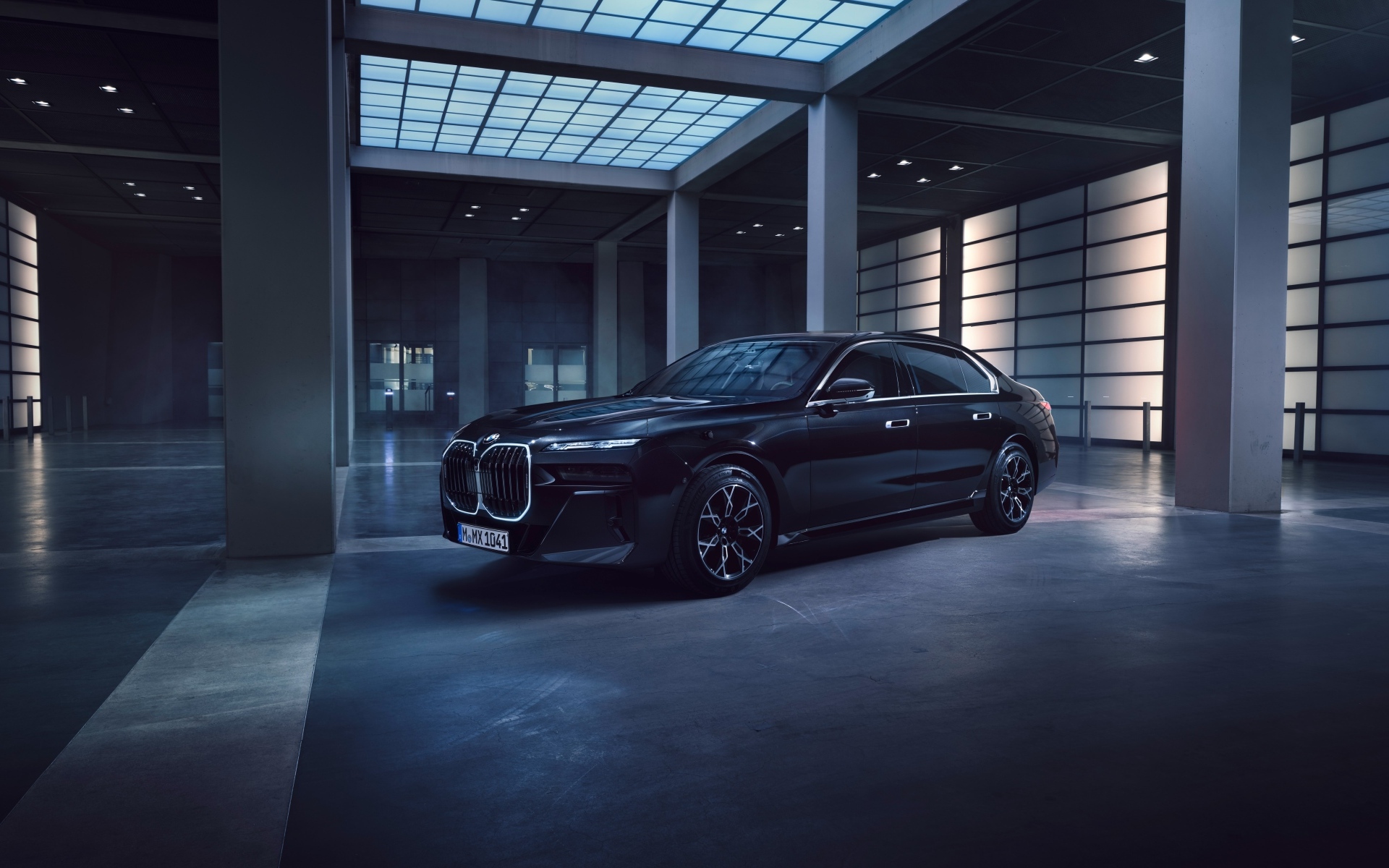 Автомобиль BMW 760i XDrive Protection в здании