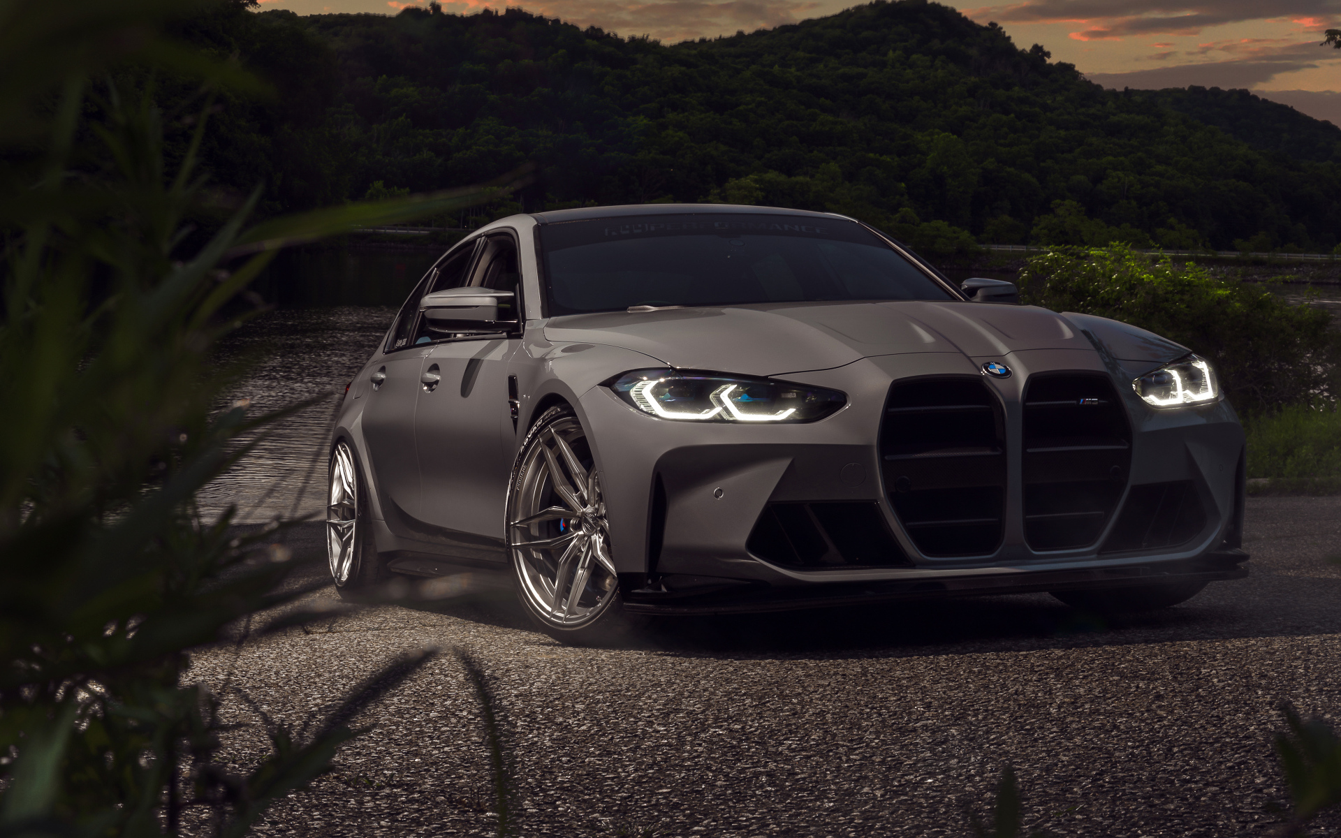 Автомобиль BMW M3 стоит у воды