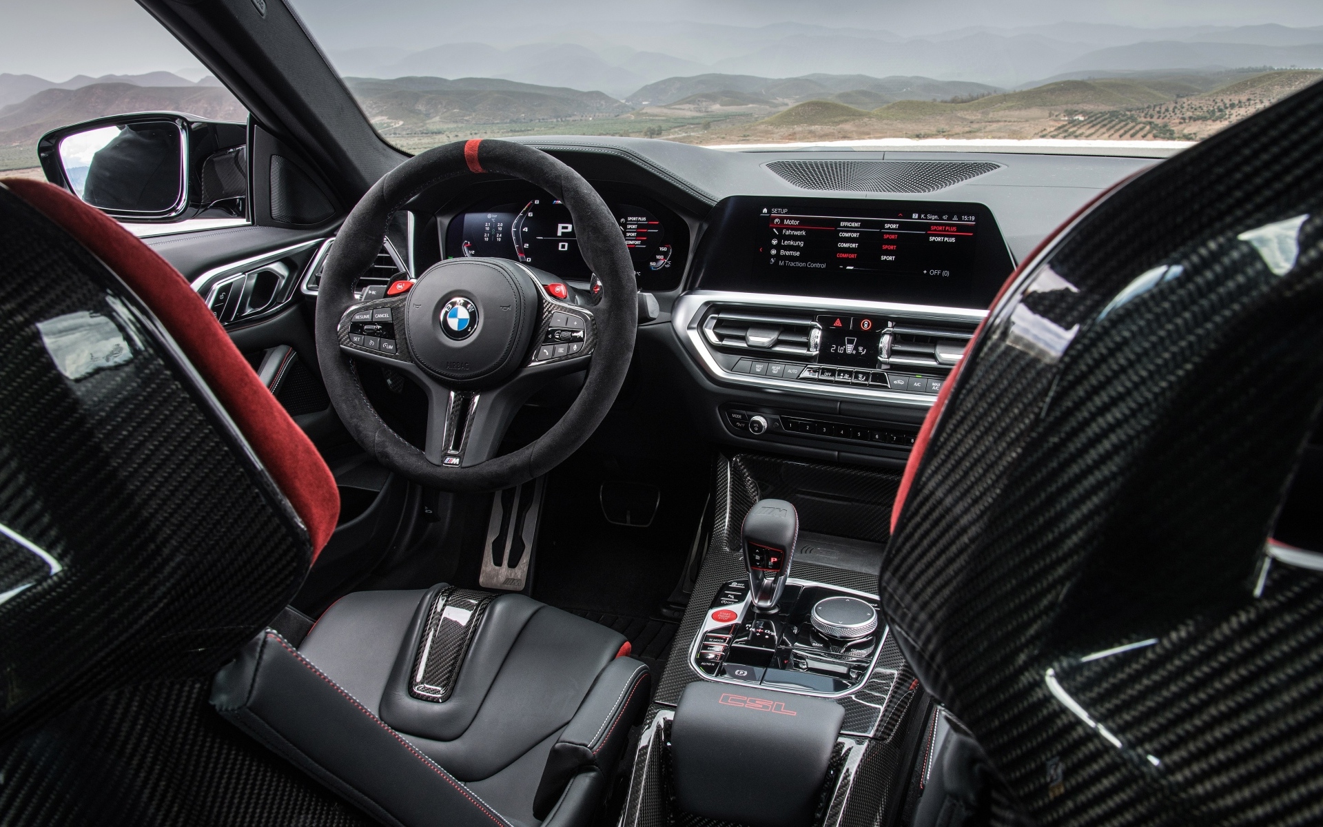 Кожаный салон автомобиля BMW M4 CSL