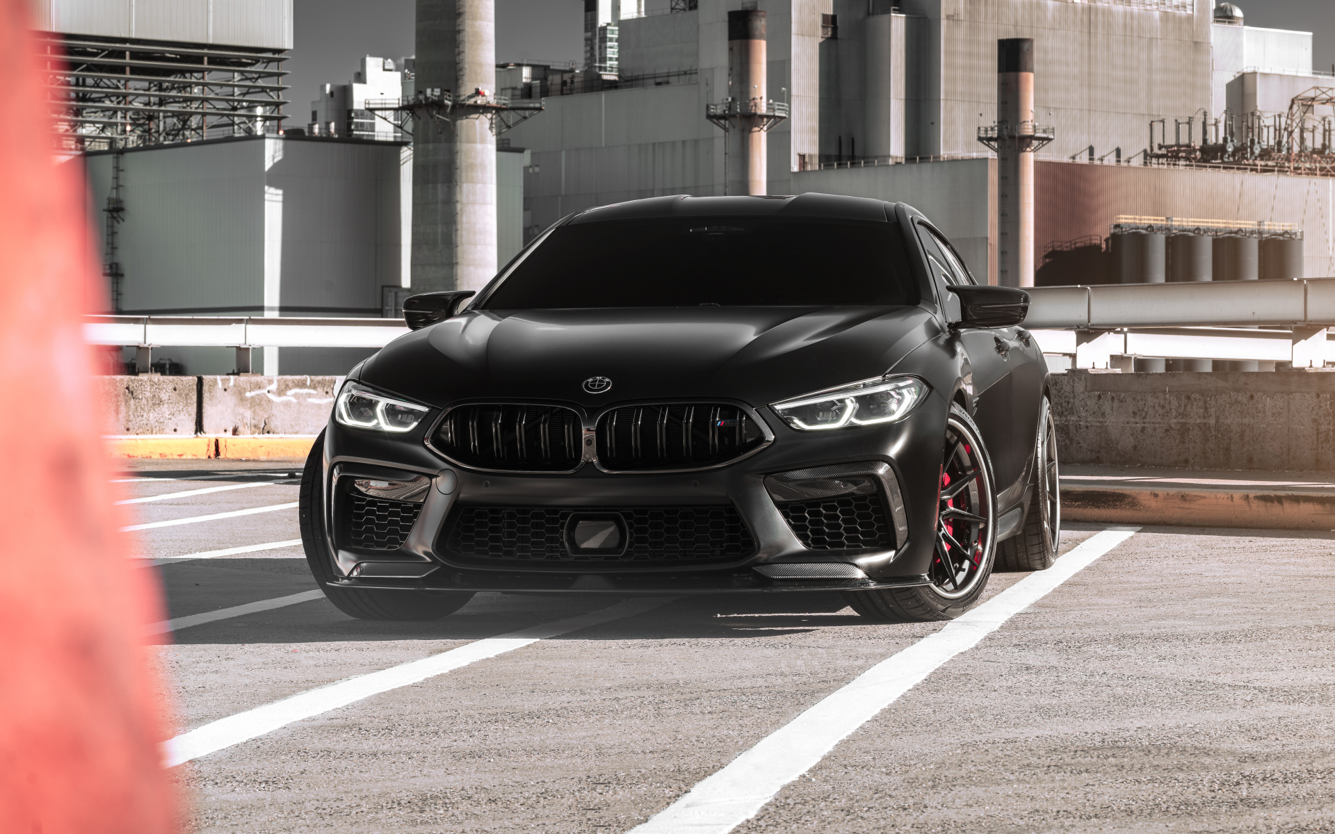 Автомобиль BMW M8 у старого завода
