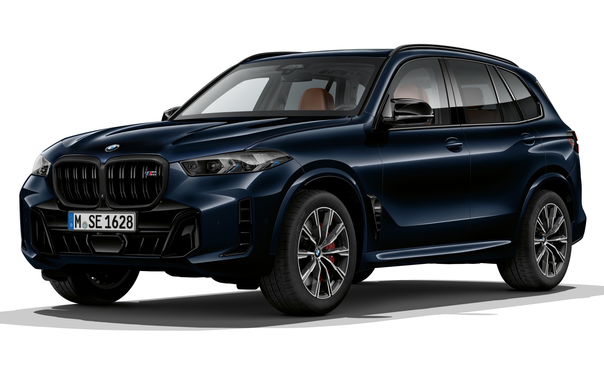 Черный автомобиль BMW X5 M60i Protection VR6 2023 года на белом фоне