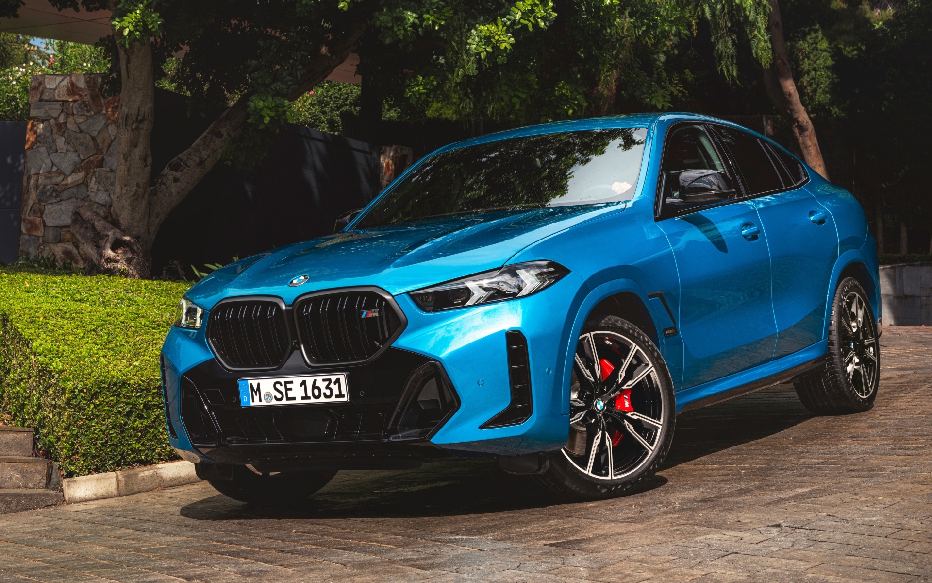 Синий автомобиль BMW X6 M60i XDrive 2023