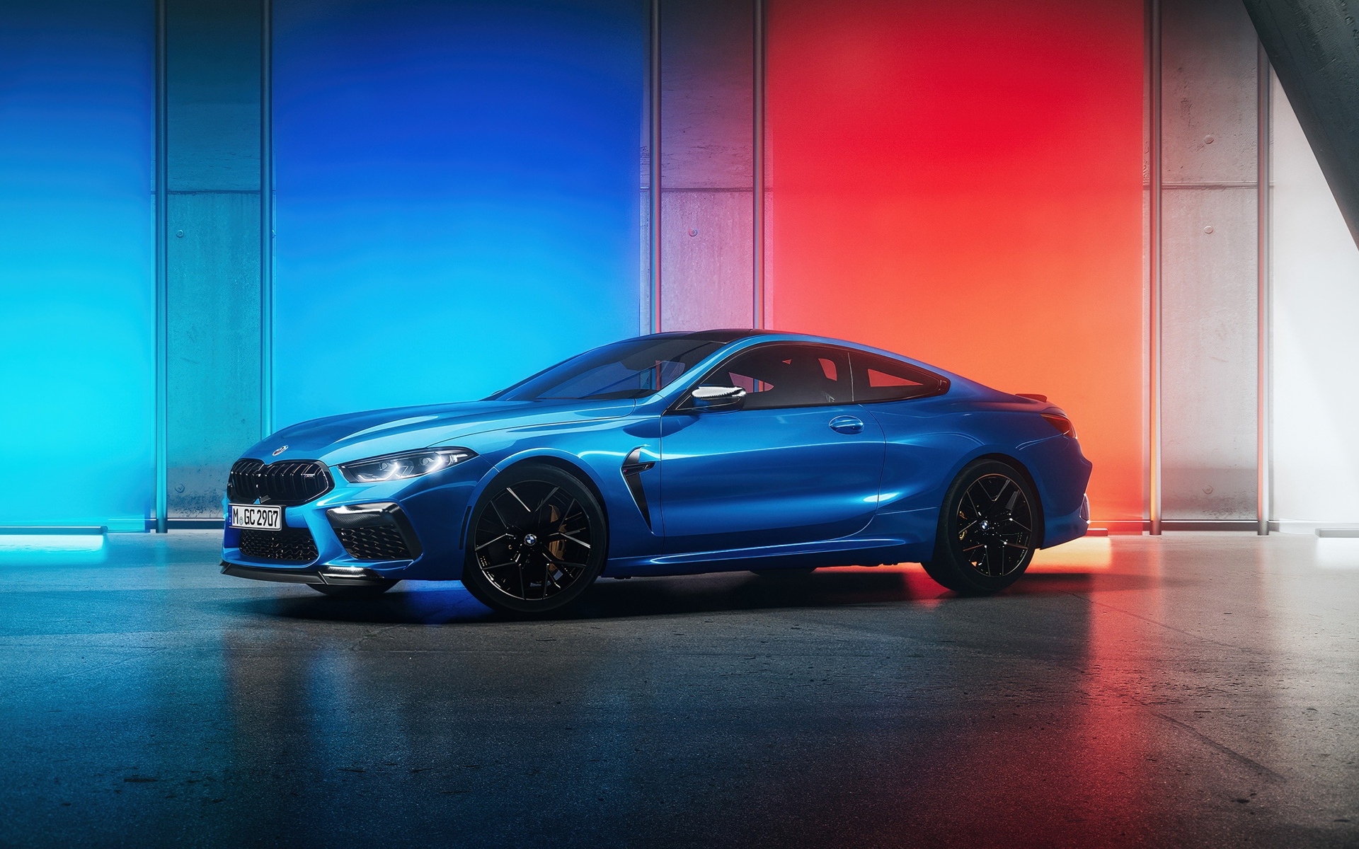 Синий дорогой автомобиль BMW M8