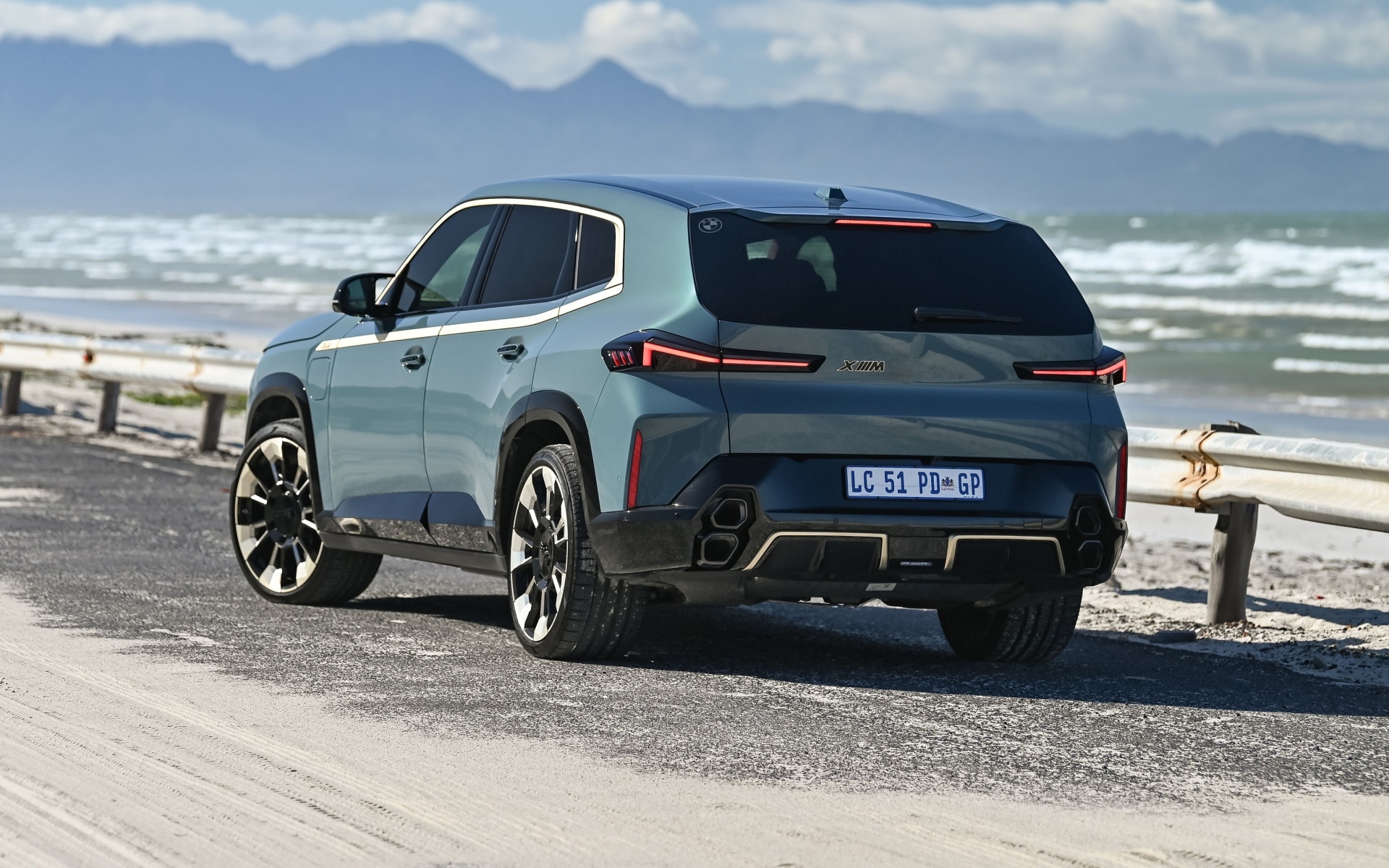 Вид сзади на внедорожник BMW XM