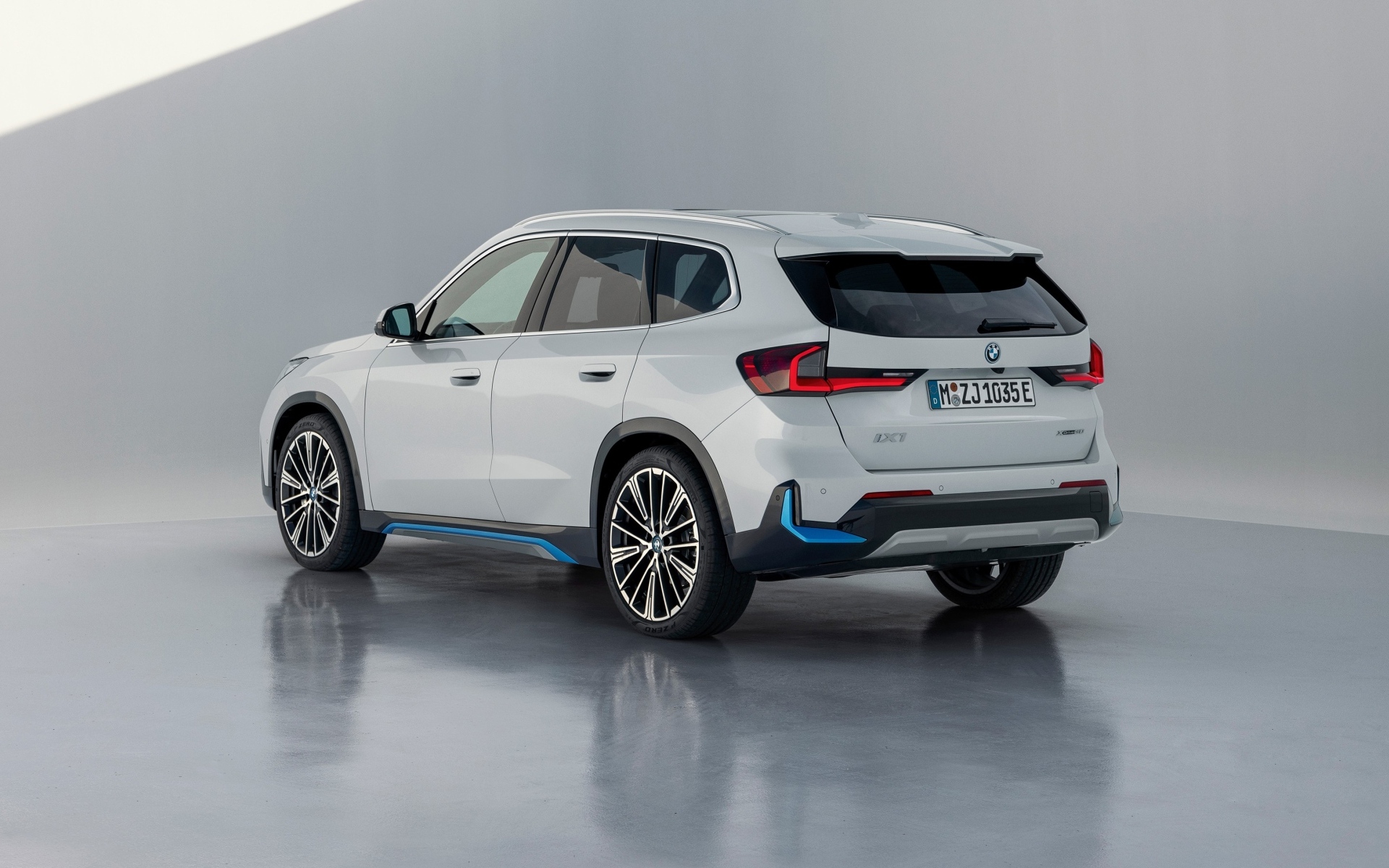 Белый внедорожник BMW IX1 XDrive30  вид сзади