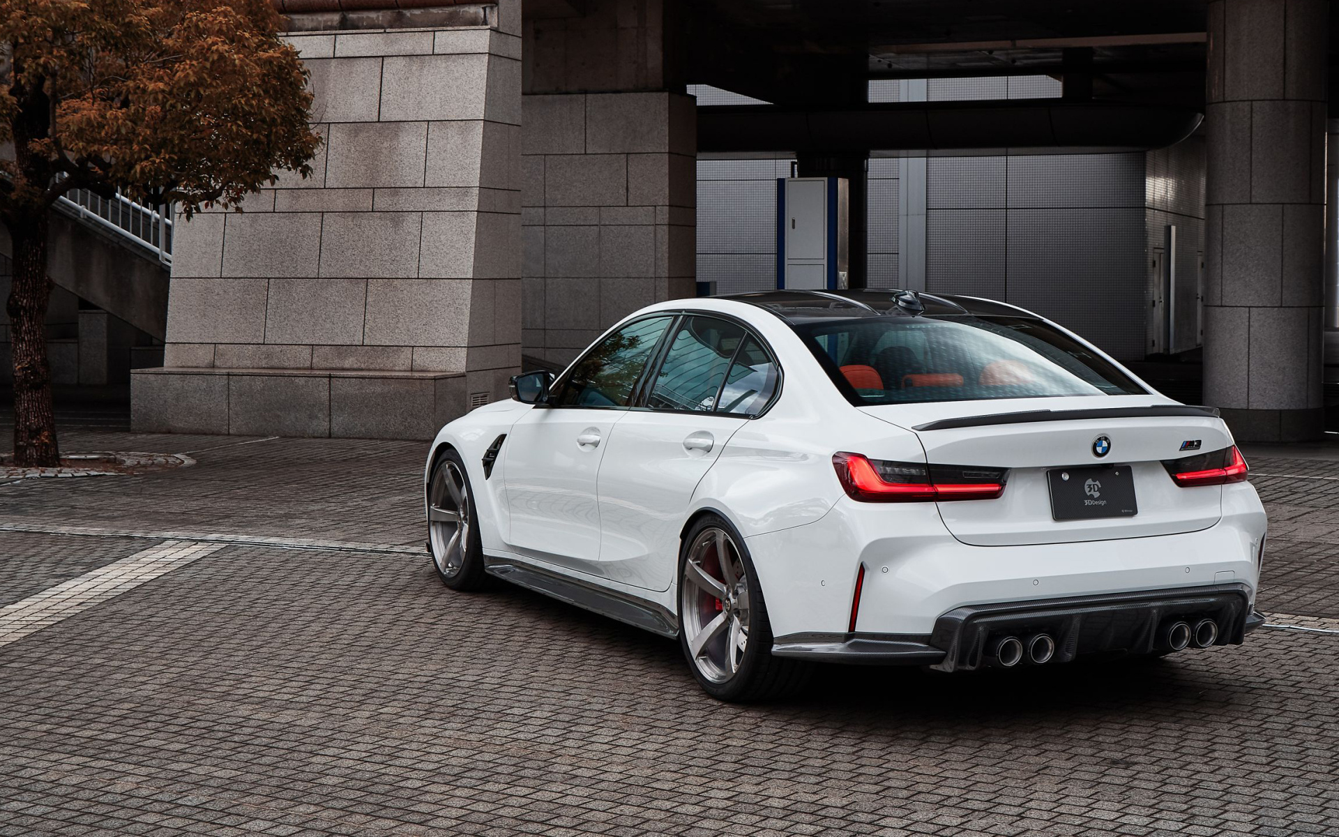 Белый автомобиль BMW M3 2022 вид сзади