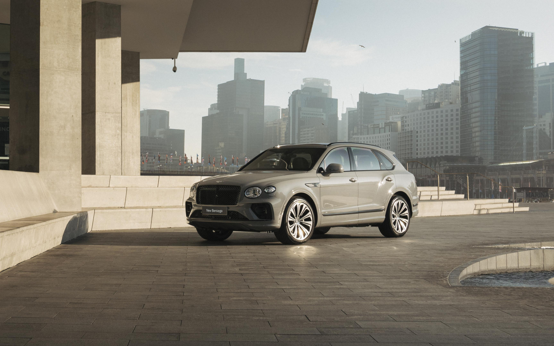 Автомобиль Bentley Bentayga V8 First Edition 2021 года на фоне города