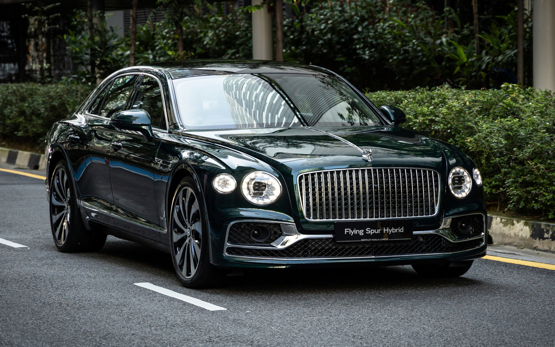 Автомобиль Bentley Flying Spur Hybrid 2023 на дороге