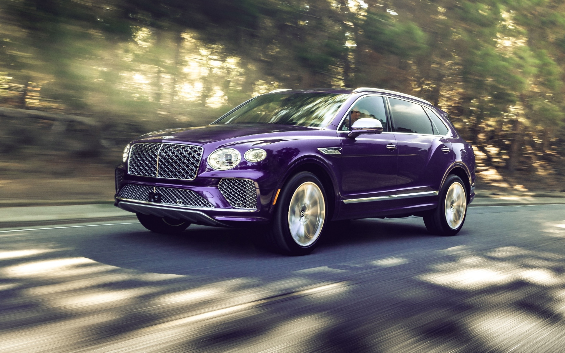 Автомобиль Bentley Bentayga EWB Mulliner 2024 года на дороге