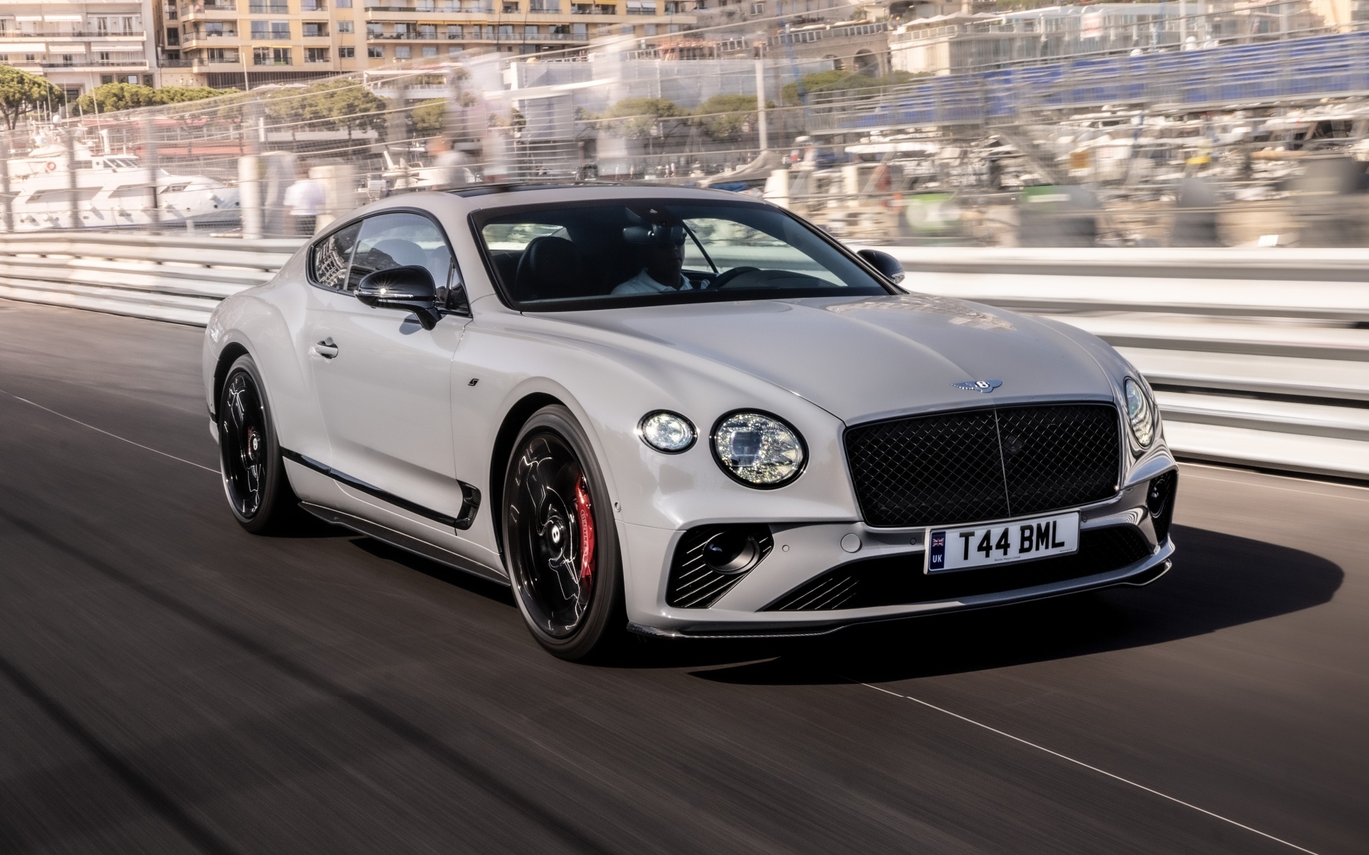 Автомобиль Bentley Continental GT S на дороге