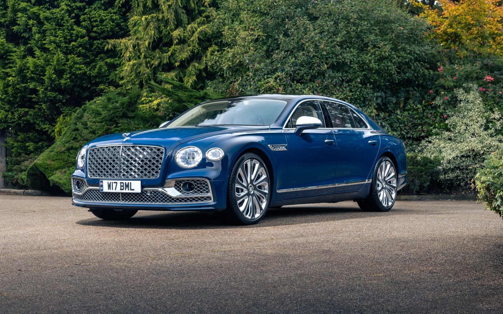 Синий автомобиль Bentley Flying Spur Mulliner