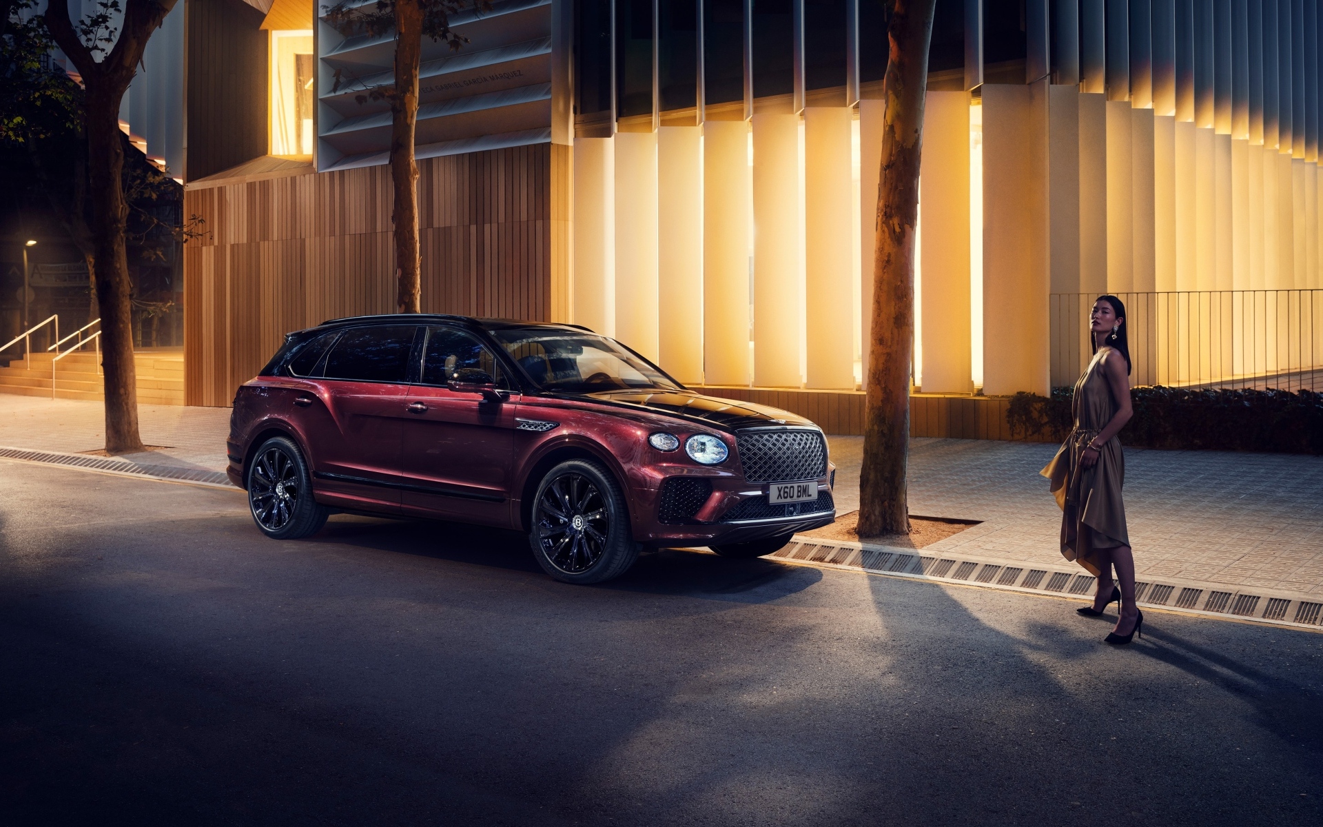 Бордовый внедорожник Bentley Bentayga EWB Mulliner 2024 года у дома