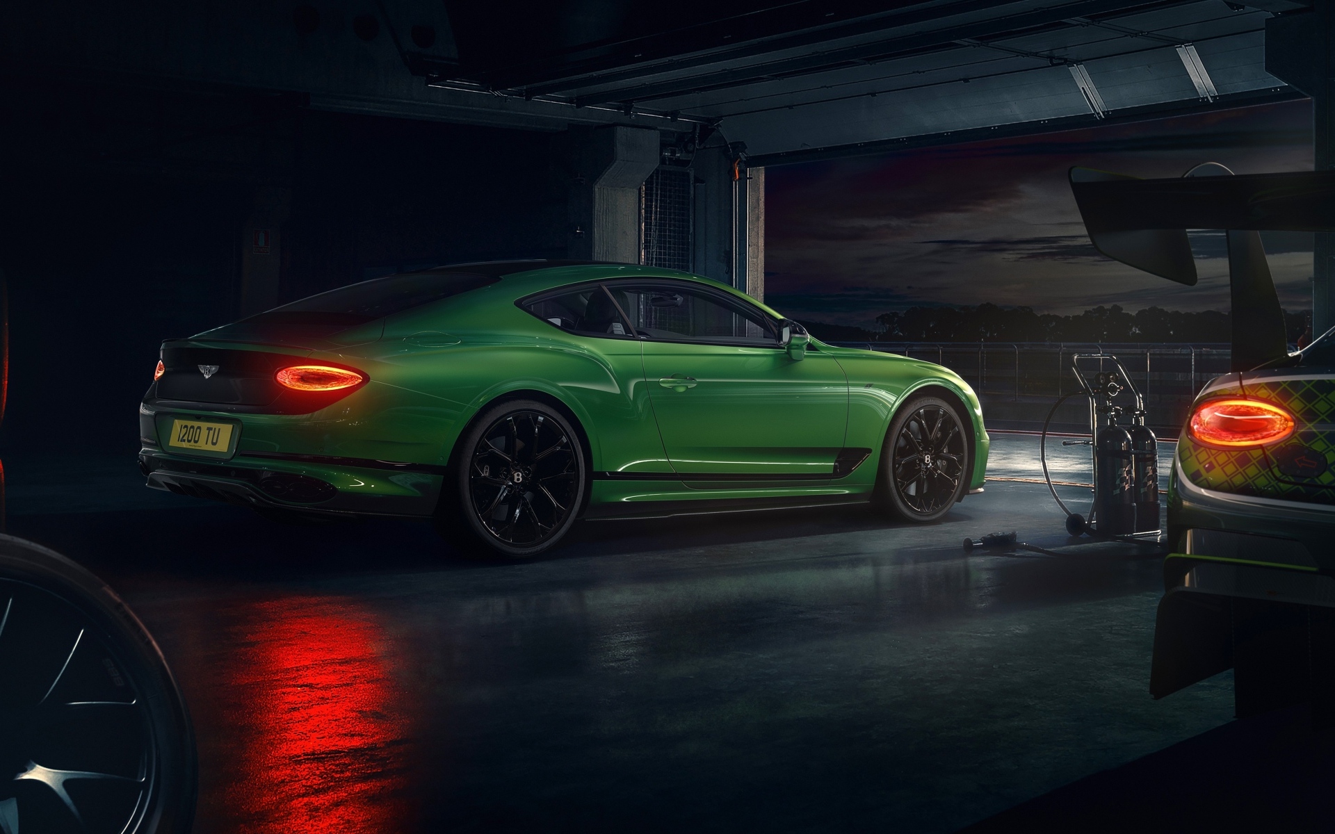 Зеленый автомобиль Bentley Continental GT S на заправке