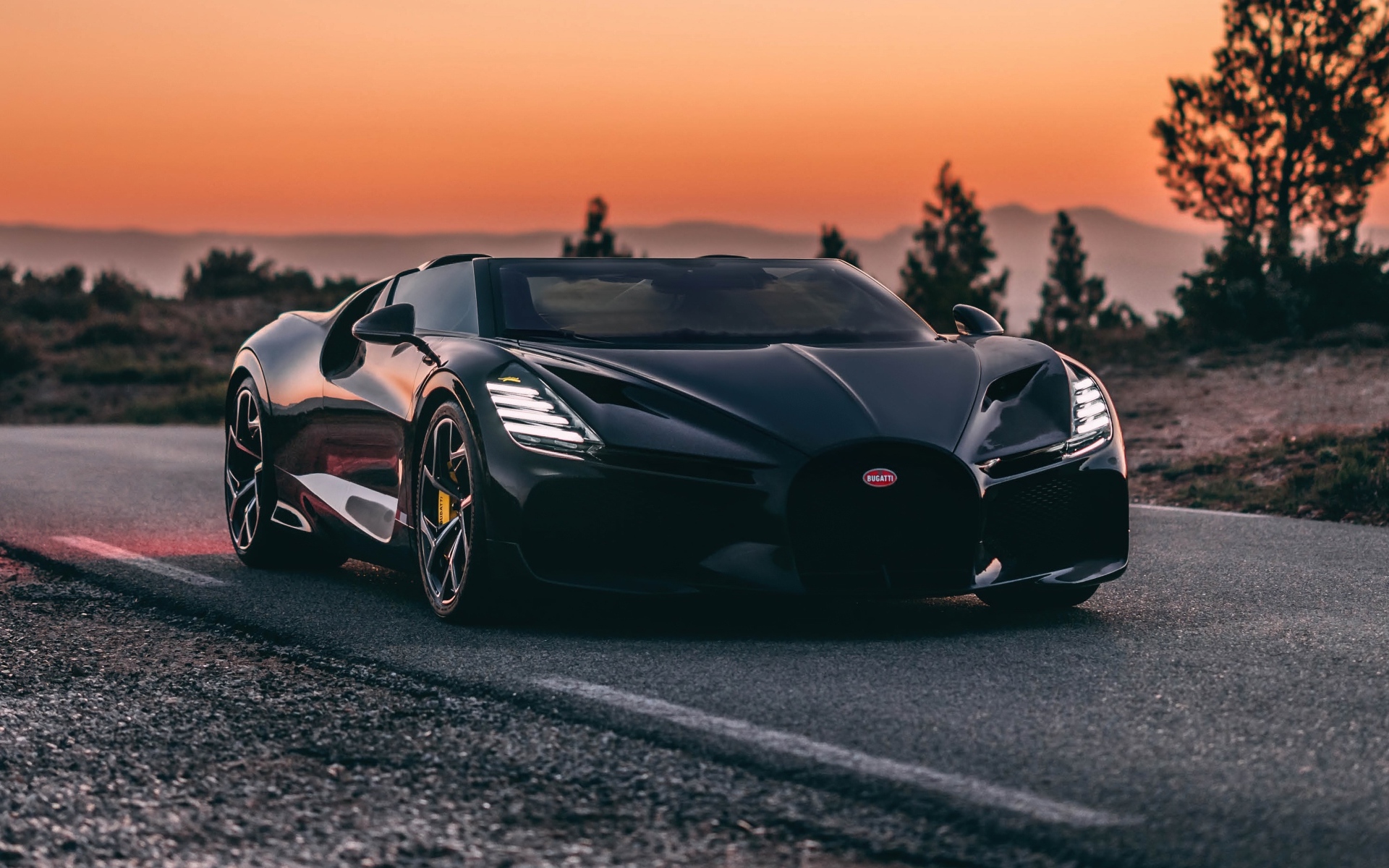 Черный автомобиль Bugatti Mistral