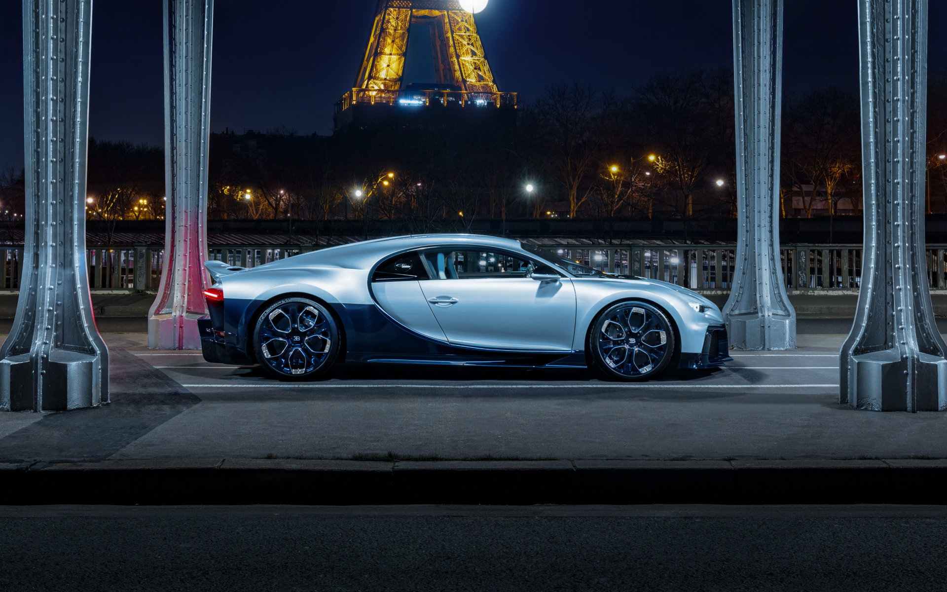 Спорткар Bugatti Chiron Profilée вид сбоку