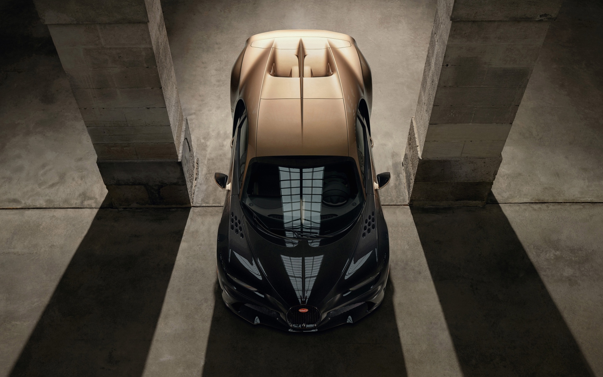 Вид сверху на быстрый автомобиль Bugatti Chiron