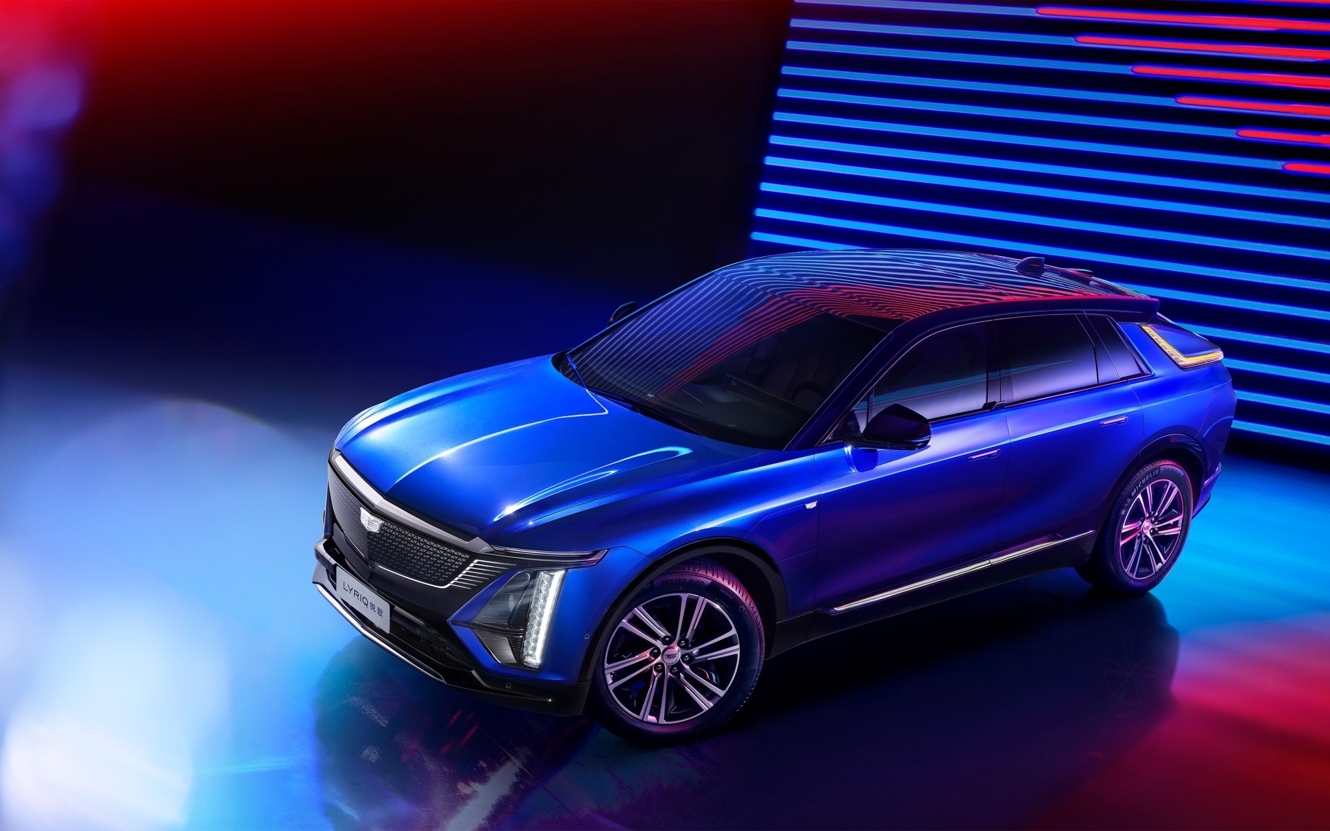 Синий автомобиль Cadillac Lyriq Sport