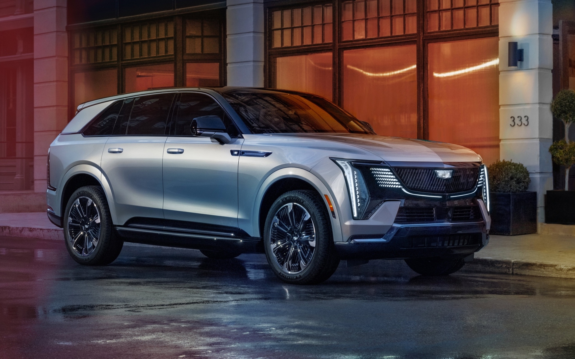 Дорогой серебристый Cadillac Escalade IQ Sport 2025 года