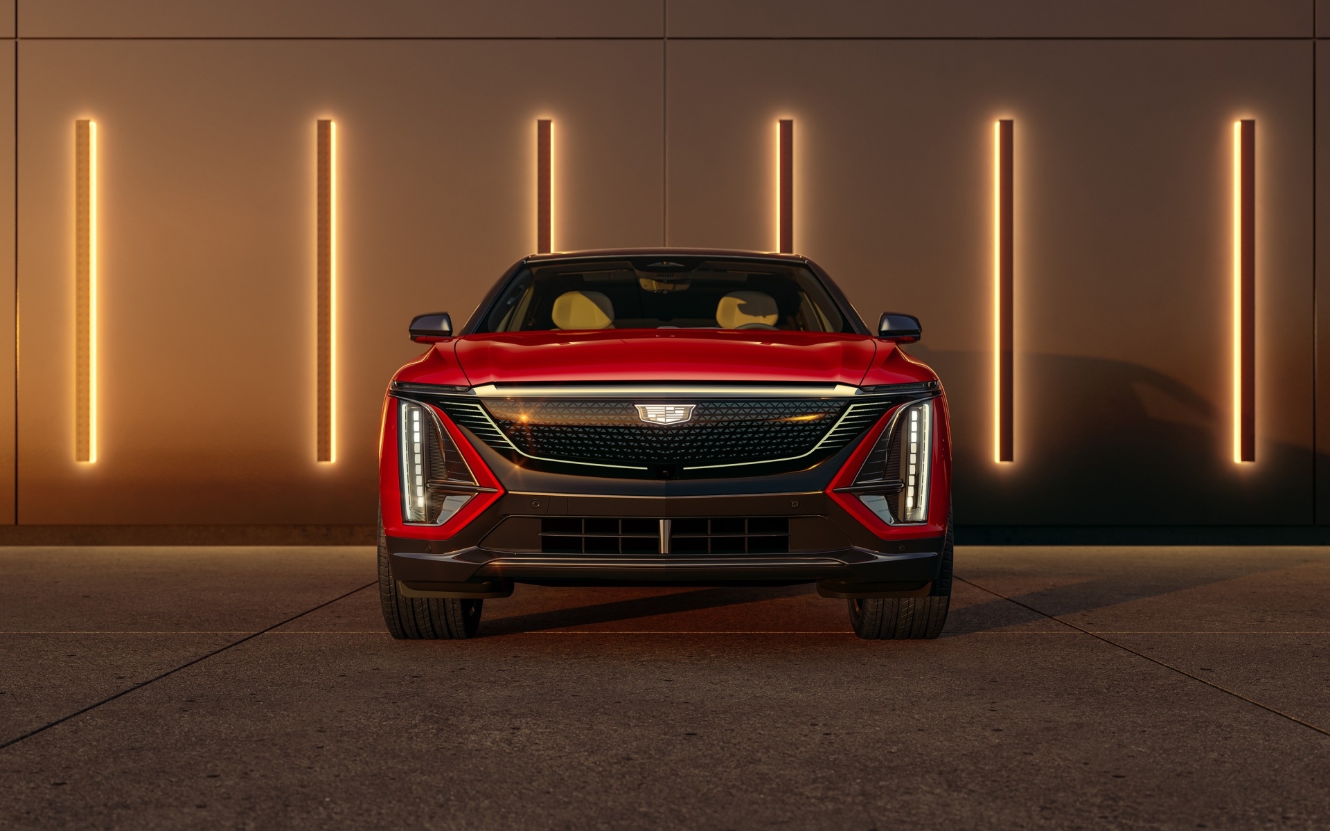 Красный автомобиль Cadillac Lyriq Sport 2024 года вид спереди