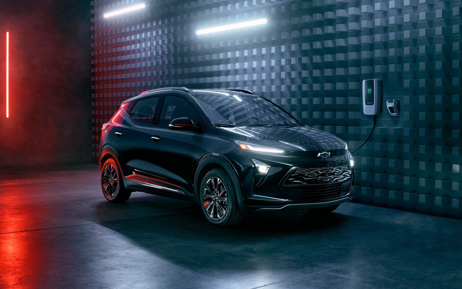 Электрокар Chevrolet Bolt на заправке