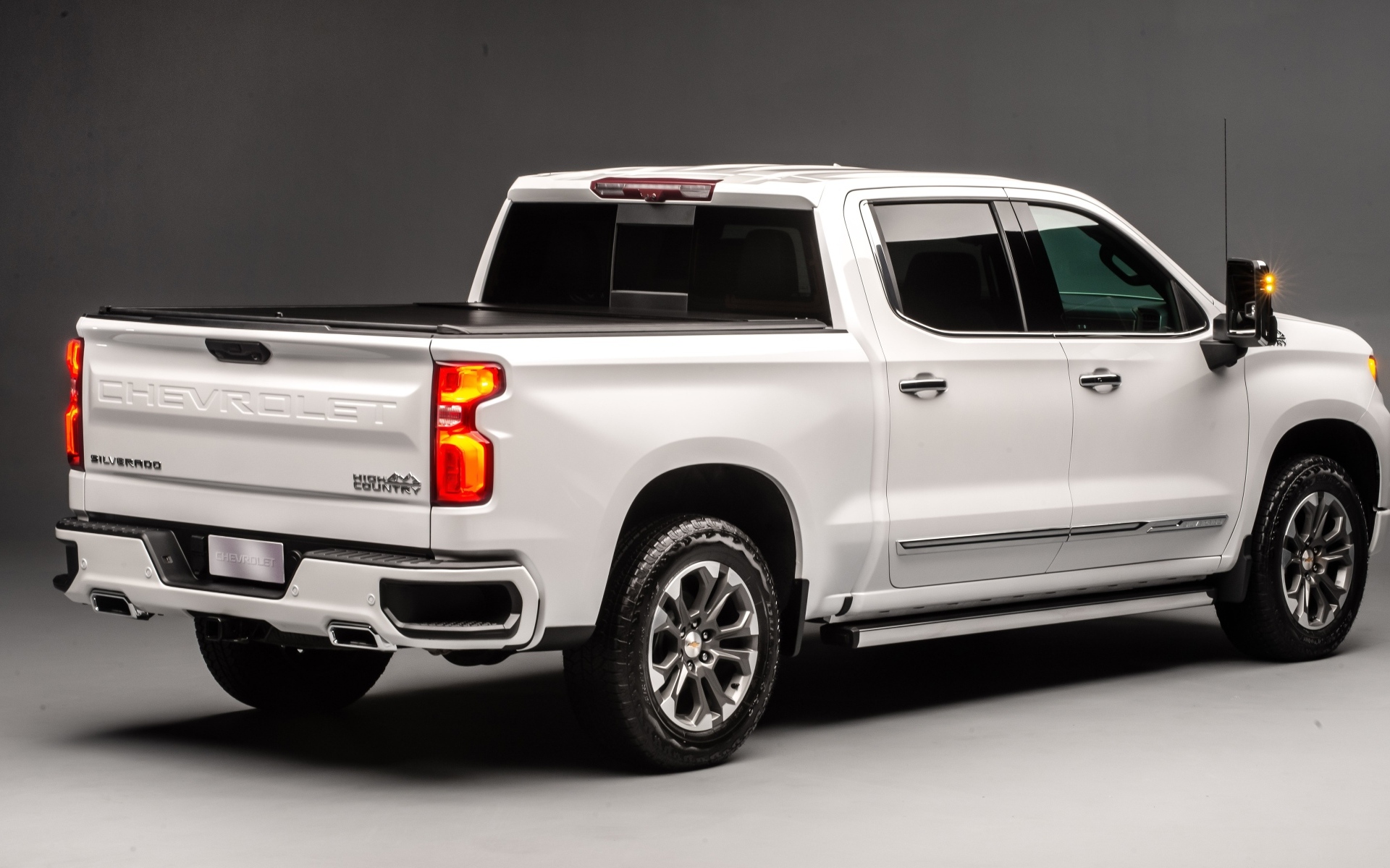 Автомобиль Chevrolet Silverado вид сзади на сером фоне
