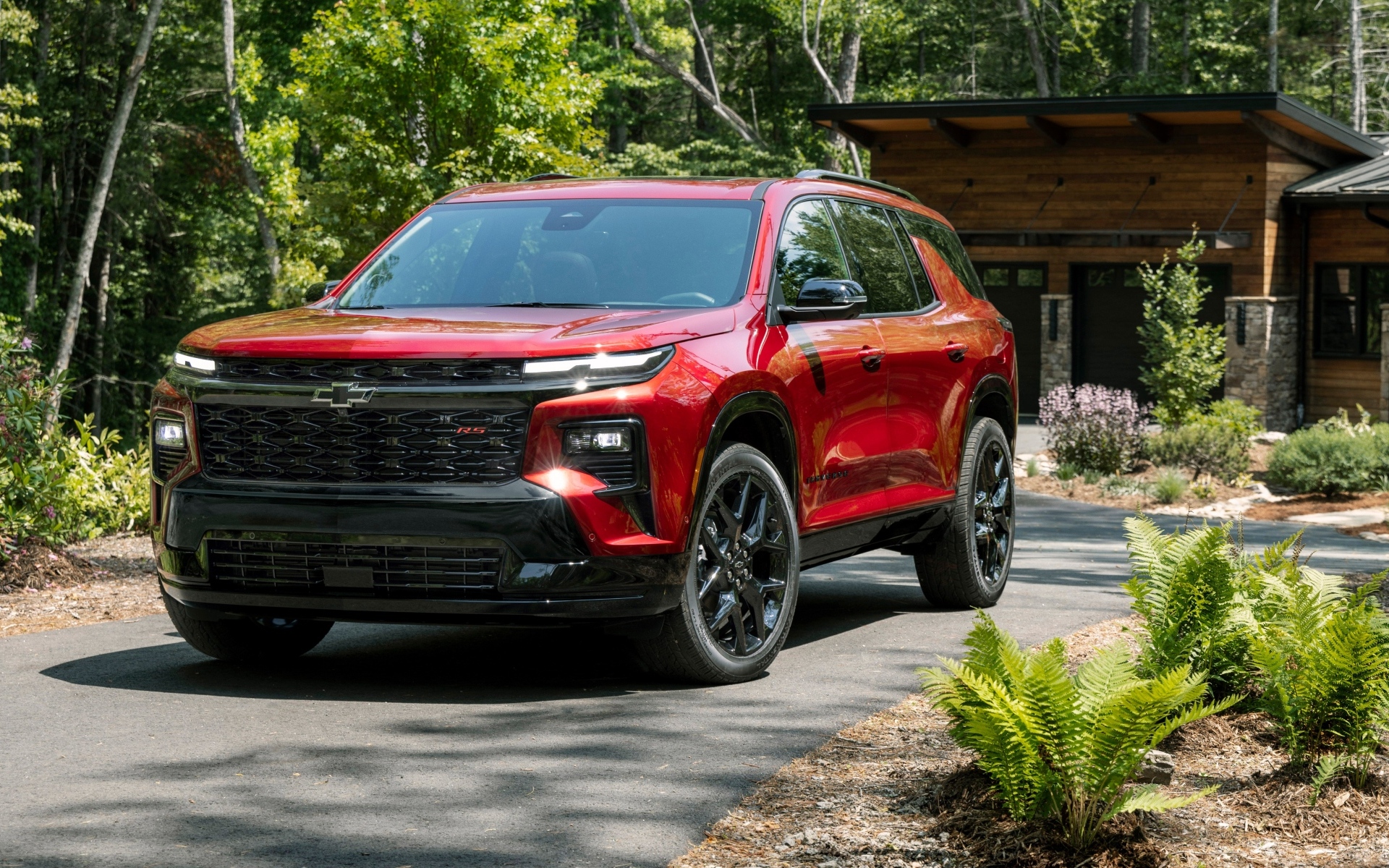 Красный внедорожник Chevrolet Traverse RS 2024 года