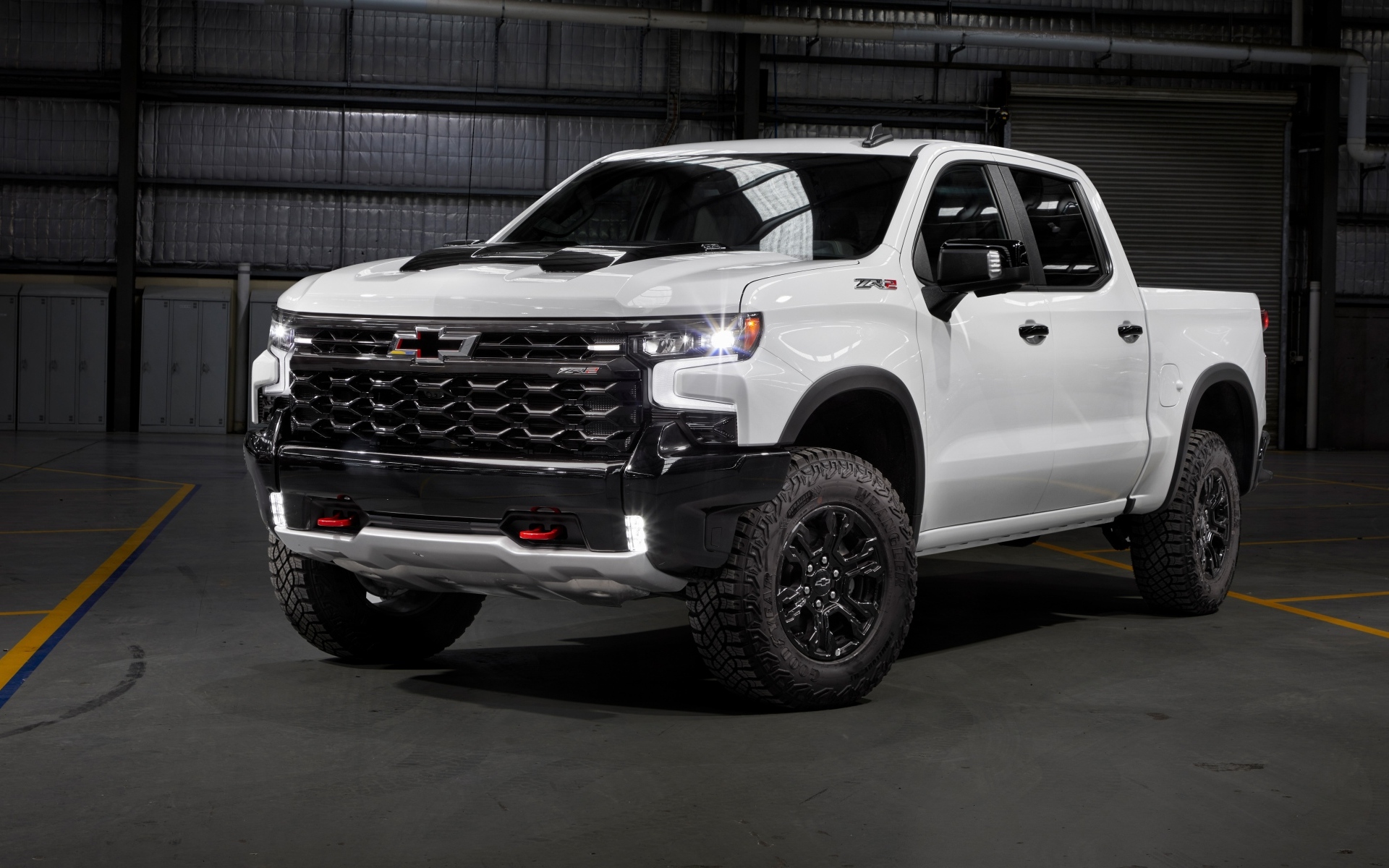 Белый пикап Chevrolet Silverado ZR2 в гараже