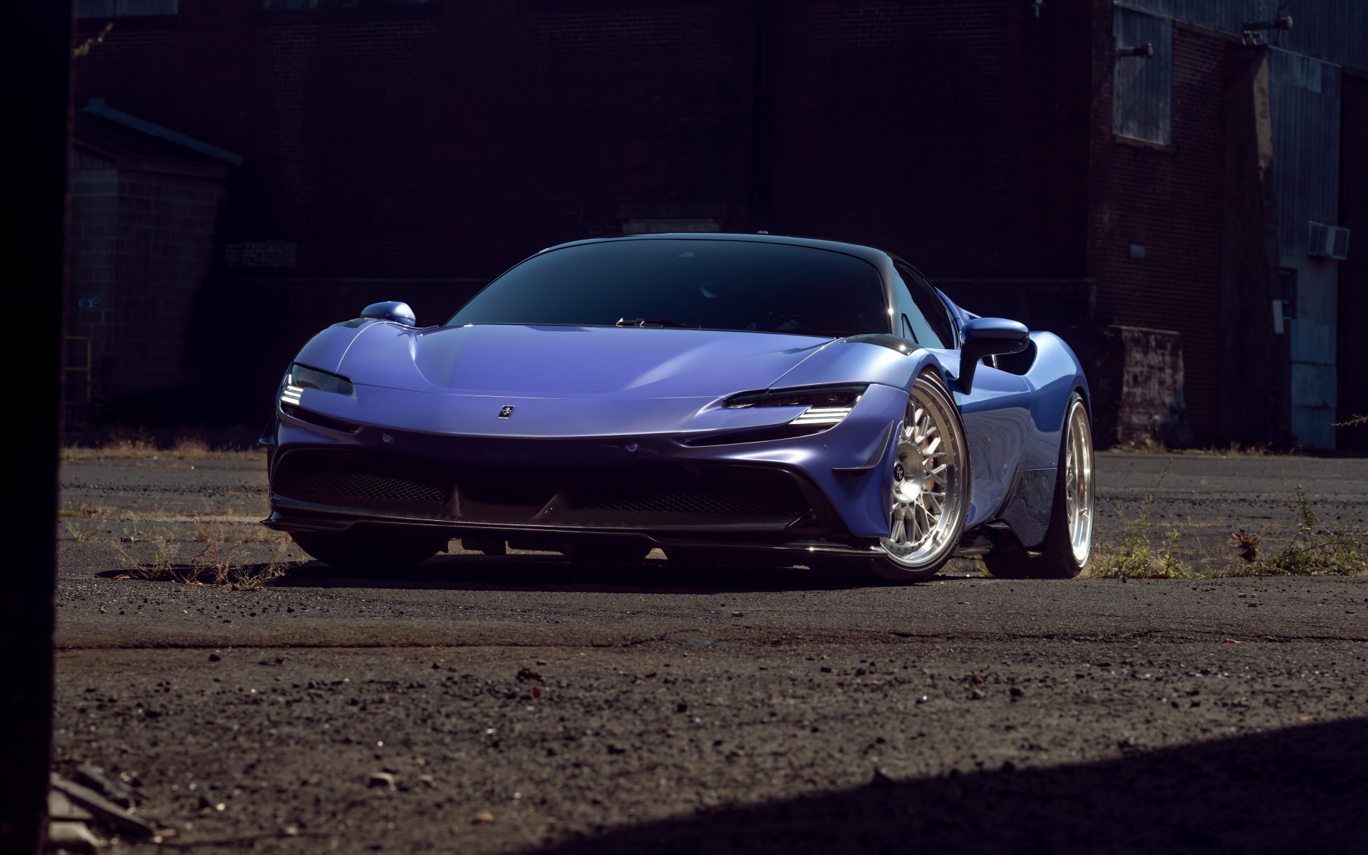 Синий автомобиль Ferrari SF90 Spider вид спереди