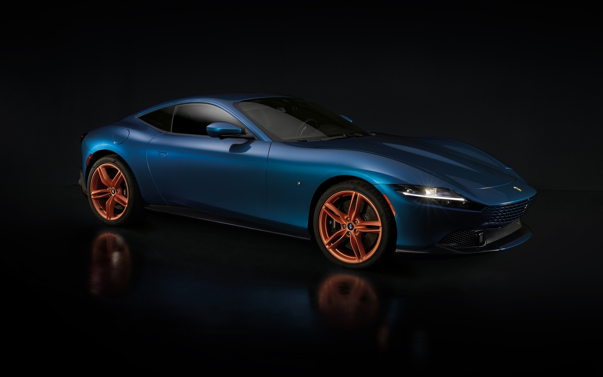 Синий автомобиль Ferrari Roma Tailor на черном фоне