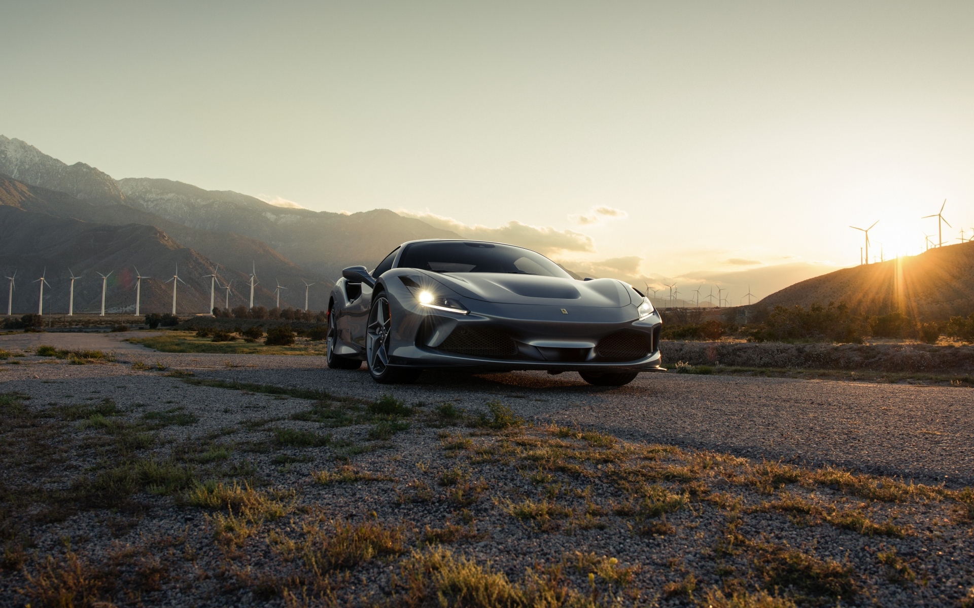 Автомобиль Ferrari F8 Tributo в лучах солнца