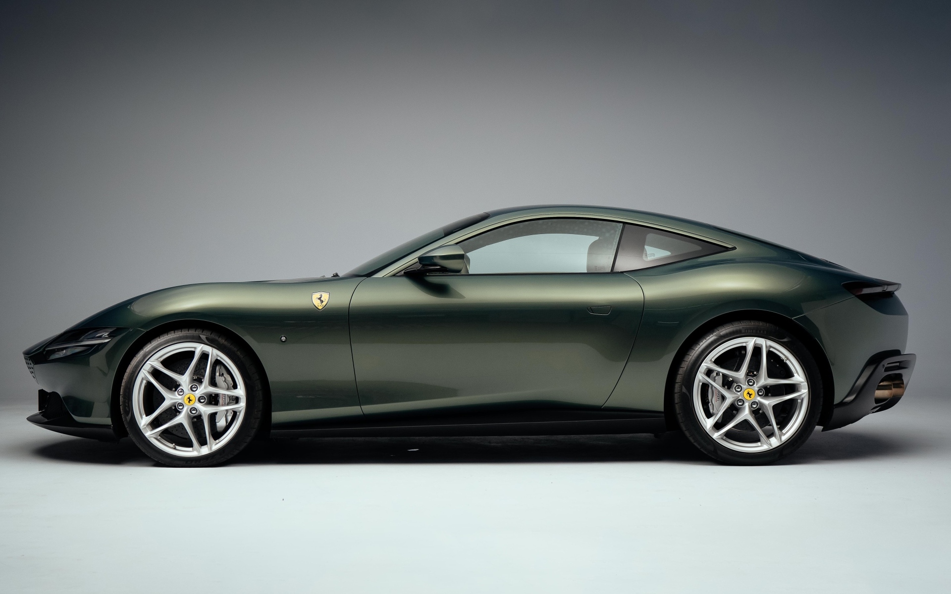 Автомобиль Ferrari Roma вид сбоку