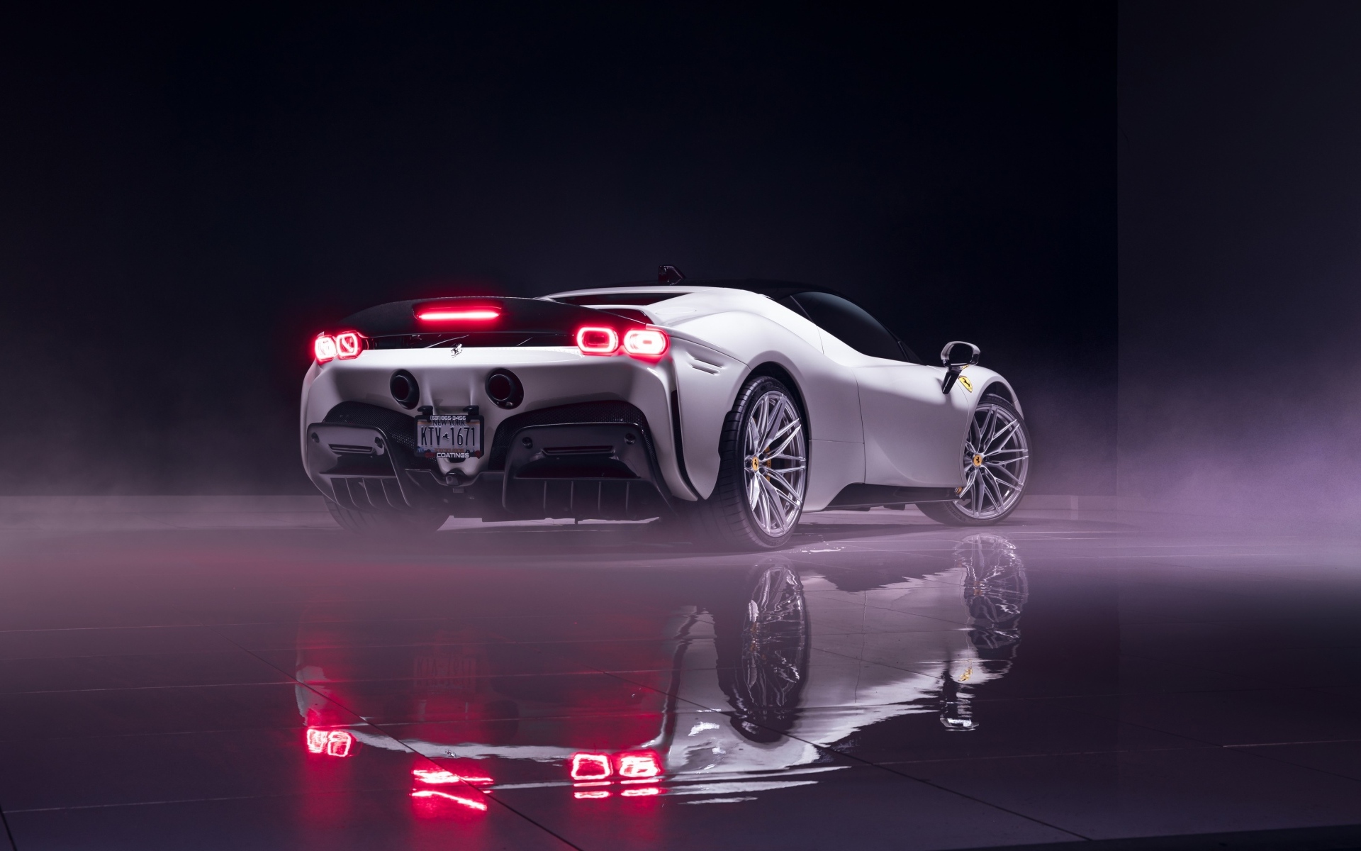 Вид сзади на белый автомобиль Ferrari SF90 Stradale